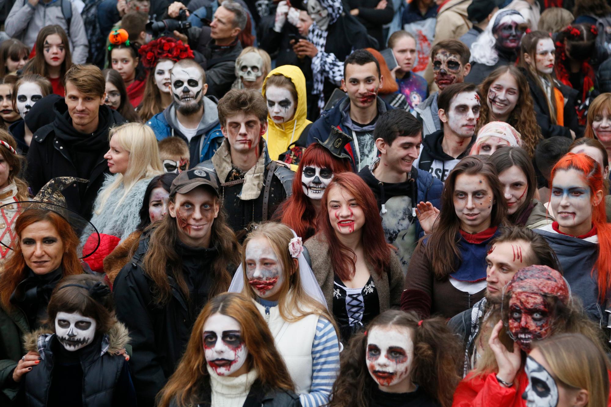 Personas vestidas como zombis participan en una ‘Zombie Walk’ el fin de semana antes de Halloween en el centro de Kiev, Ucrania, el sábado 26 de octubre de 2019. 