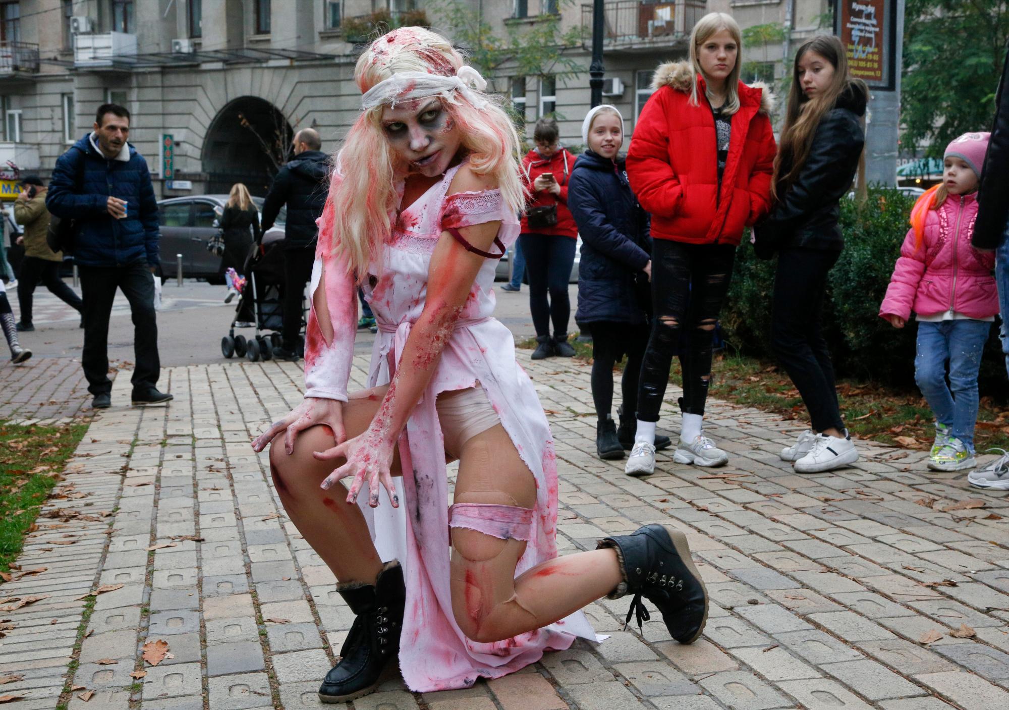 Una persona vestida como un zombi posa para una foto mientras participa en una ‘Zombie Walk’ el fin de semana antes de Halloween en el centro de Kiev, Ucrania, el sábado 26 de octubre de 2019.