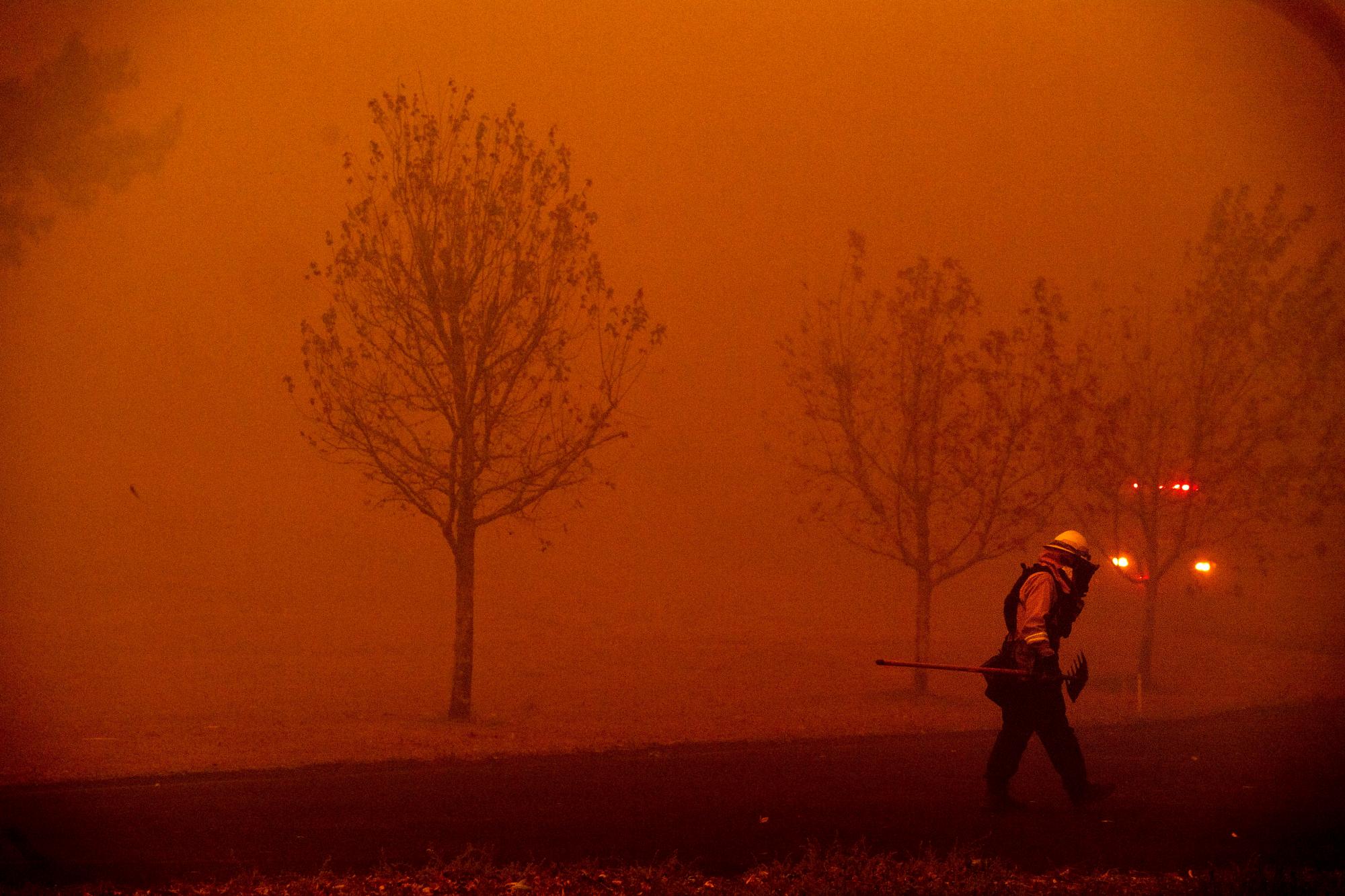 Un bombero lucha contra un incendio forestal llamado Kincade Fire en Healdsburg, California, el domingo 27 de octubre de 2019. Con vientos feroces que impulsan múltiples incendios forestales a través de la vegetación seca y casi 200,000 personas con la orden de abandonar sus hogares, el gobernador de California declaró una emergencia estatal el domingo. 