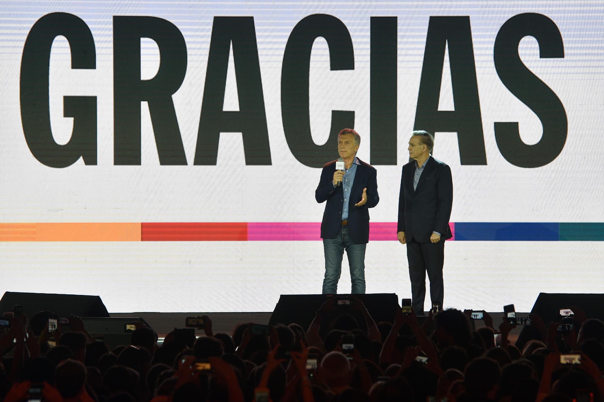 El presidente Mauricio Macri, que se postulaba para la reelección, admite las elecciones junto a su compañero de fórmula Miguel Angel Pichetto ante los simpatizantes en Buenos Aires, Argentina, el domingo 27 de octubre de 2019. El presidente Mauricio Macri, que se postulaba para la reelección, admite las elecciones junto a su compañero de fórmula Miguel Angel Pichetto ante los simpatizantes en Buenos Aires, Argentina, el domingo 27 de octubre de 2019.