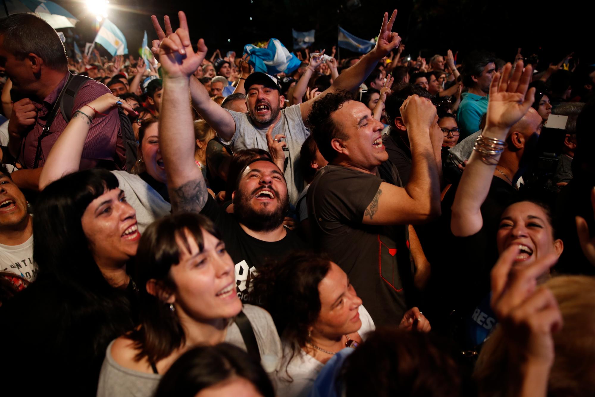 Los partidarios del candidato presidencial peronista Alberto Fernández y su compañero de fórmula, la ex presidenta Cristina Fernández, celebran después de que el actual presidente Mauricio Macri reconoció la derrota al final del día de las elecciones en Buenos Aires, Argentina, el domingo 27 de octubre de 2019. Los partidarios del candidato presidencial peronista Alberto Fernández y su compañero de fórmula, la ex presidenta Cristina Fernández, celebran después de que el actual presidente Mauricio Macri reconoció la derrota al final del día de las elecciones en Buenos Aires, Argentina, el domingo 27 de octubre de 2019.