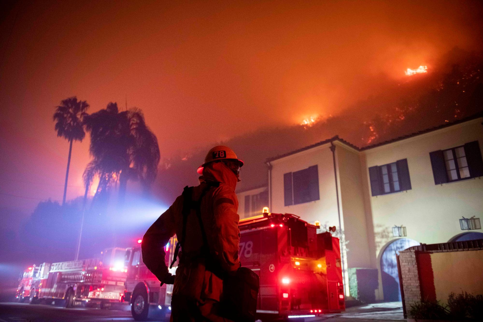 Un bombero observa cómo las llamas se acercan al vecindario de Mandeville Canyon durante el incendio de Getty, el lunes 28 de octubre de 2019, en Los Ángeles, California 