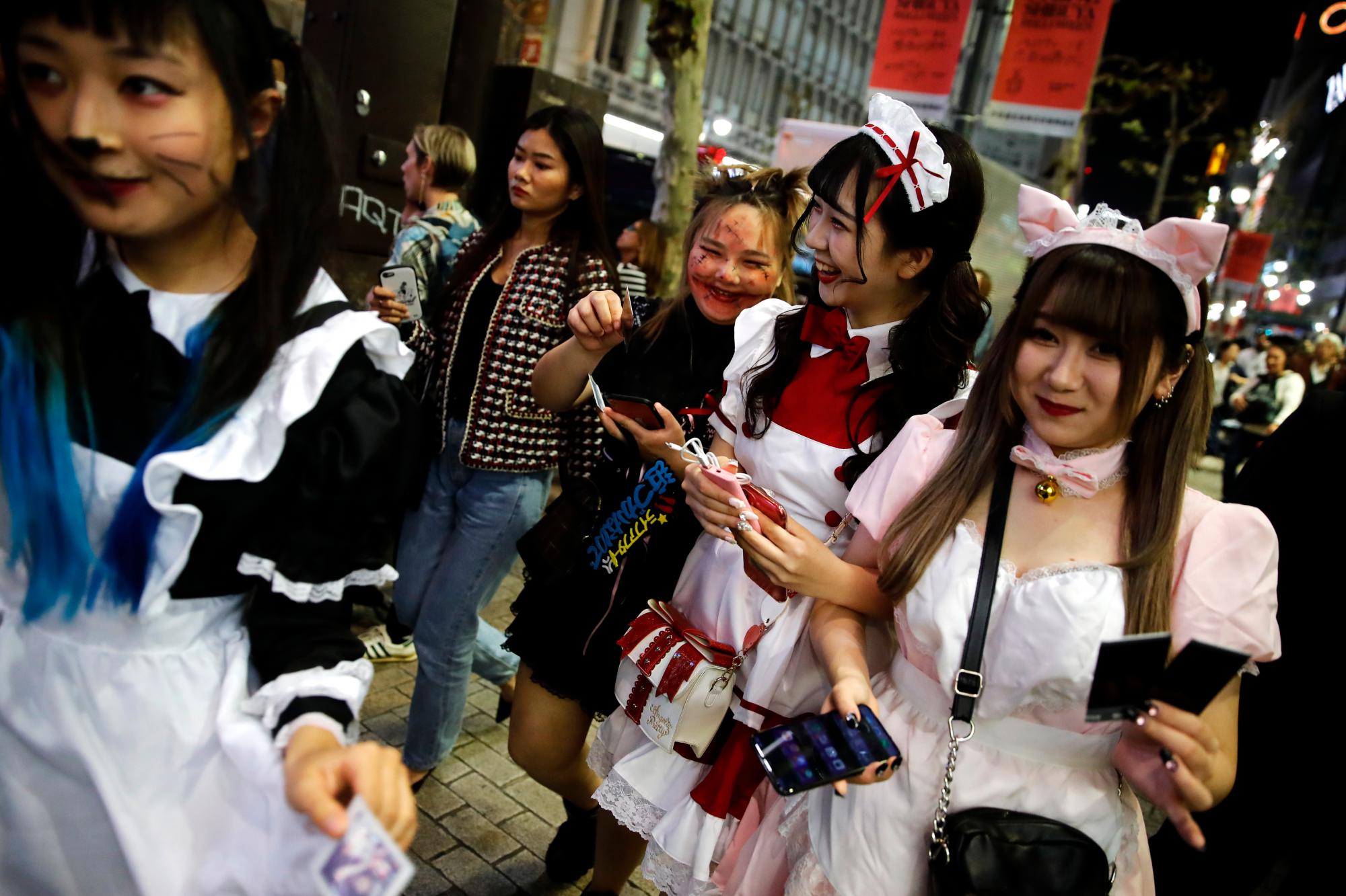 Las niñas vestidas con disfraces de Halloween caminan alrededor de Shibuya Crossing para celebrar el día de Halloween en Tokio, Japón, el jueves 31 de octubre de 2019. 