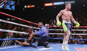 &acute;Canelo&acute; noquea a Kovalev y es monarca semipesado