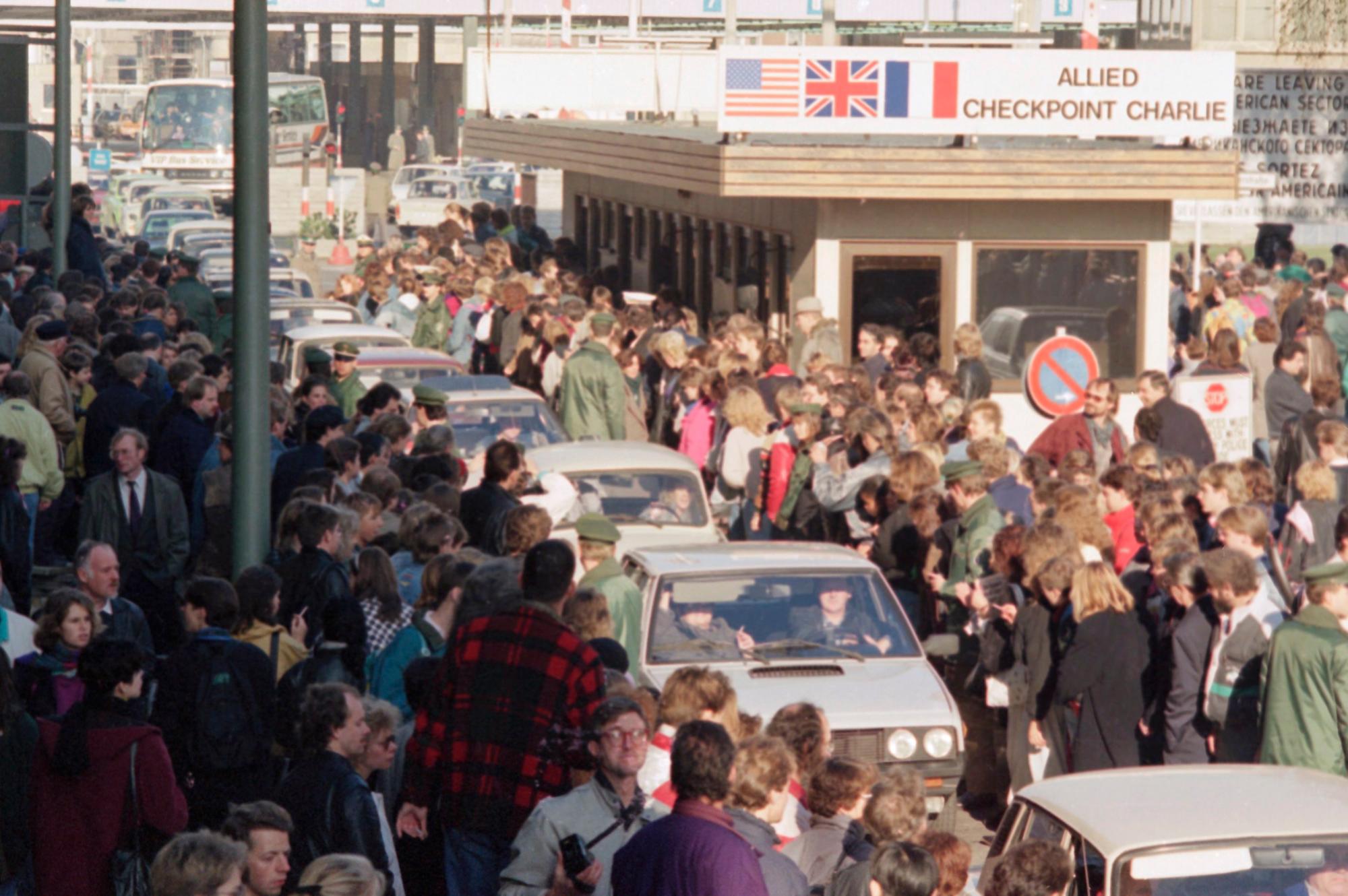 En esta foto de archivo del viernes 10 de noviembre de 1989, los berlineses occidentales aplauden a los ciudadanos de Alemania Oriental cuando cruzan el Checkpoint Charlie con sus autos para visitar Berlín Occidental. Miles de alemanes orientales se trasladaron a Berlín Occidental después de la apertura del muro por parte del gobierno de Alemania Oriental.