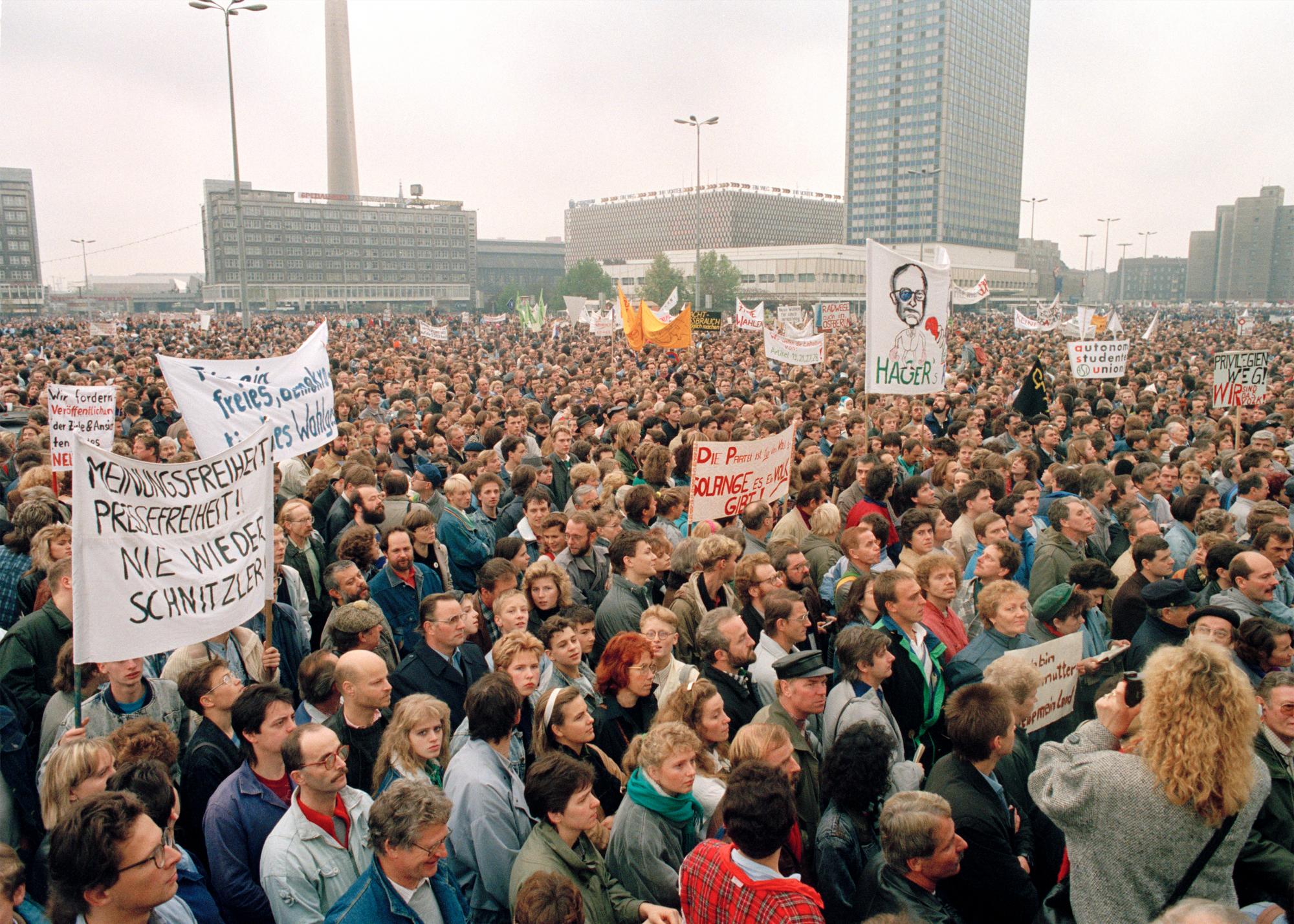 ARCHIVO - En esta foto de archivo del sábado 4 de noviembre de 1989, alrededor de un millón de manifestantes abarrotan el Alexanderpletz en Berlín Oriental durante Alemania en una manifestación de protesta contra la censura y la represión. En pancartas exigieron nuevos líderes y elecciones libres. 