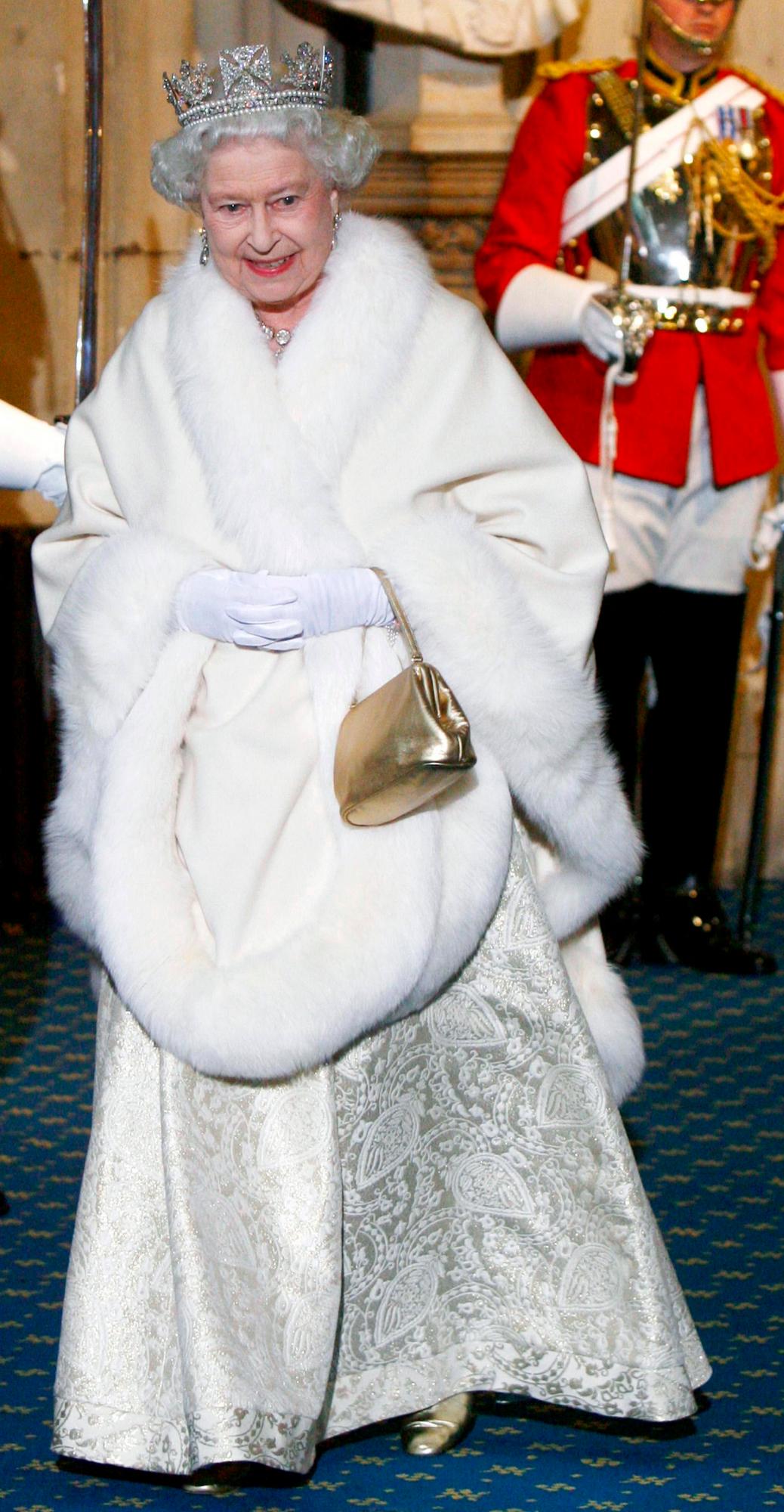En esta foto del 8 de noviembre del 2009, la reina Isabel II de Inglaterra sale del Parlamento en Londres tras dar un discurso en su sede.