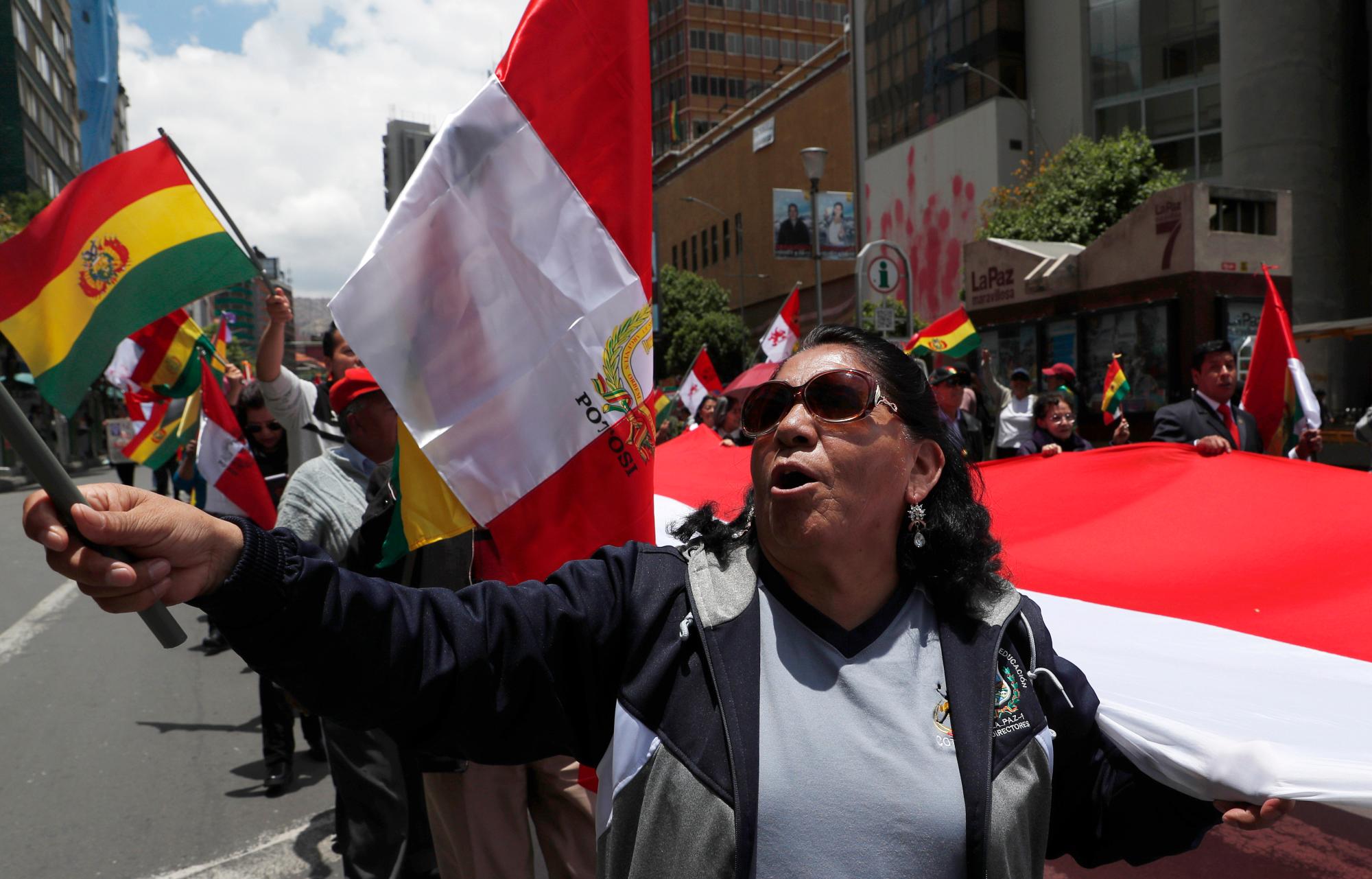 Manifestantes antigubernamentales marchan contra la reelección del presidente Evo Morales en La Paz, Bolivia, el domingo 10 de noviembre de 2019. El presidente Morales está llamando a nuevas elecciones presidenciales y una reforma del sistema electoral el domingo después de un informe preliminar de la Organización de Los estados americanos encontraron irregularidades en las elecciones del 20 de octubre.
