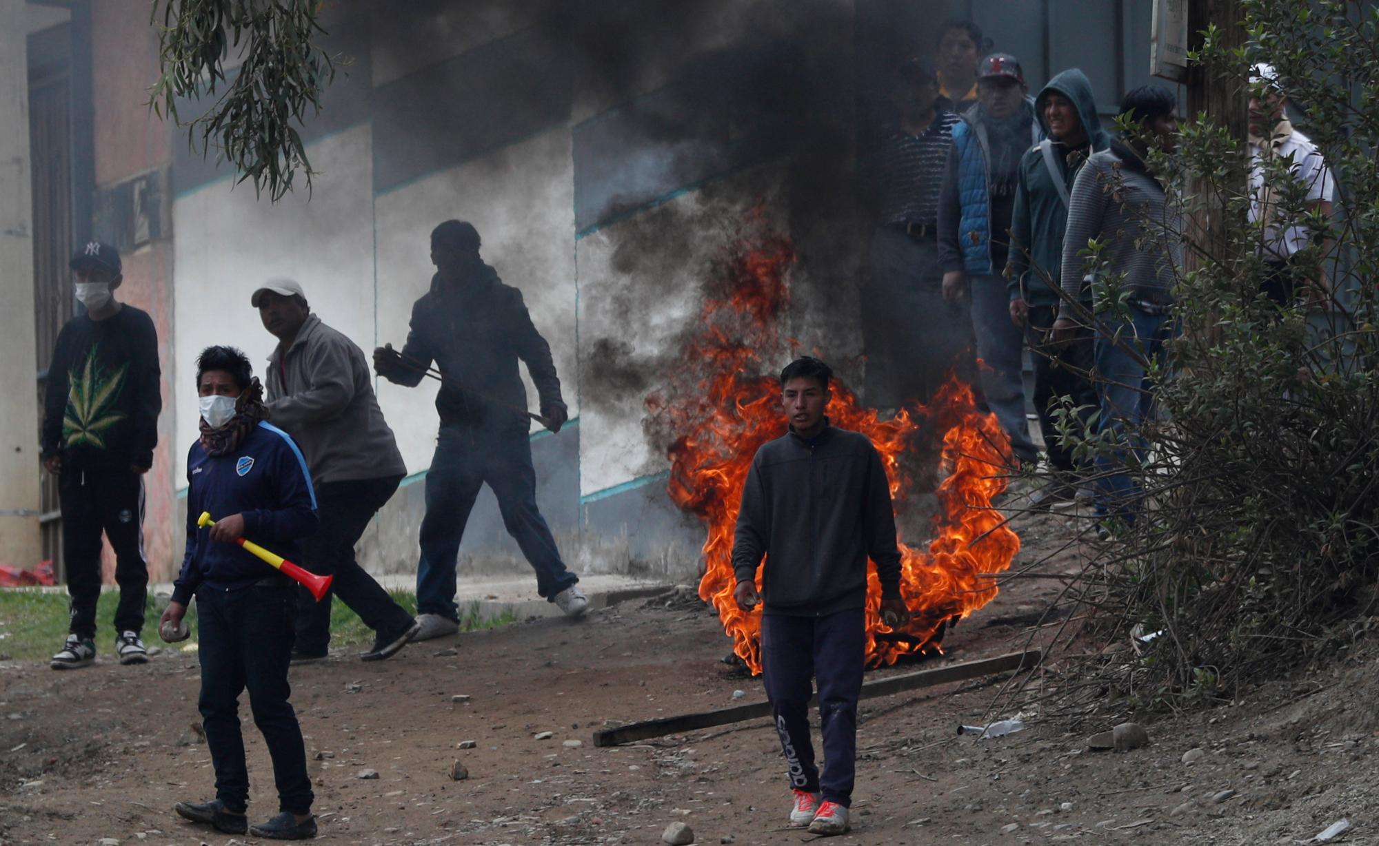 Los partidarios del ex presidente Evo Morales se enfrentan con la policía en La Paz, Bolivia, el lunes 11 de noviembre de 2019. La renuncia de Morales el 10 de noviembre, bajo la creciente presión de los militares y el público después de su victoria en la reelección desencadenó semanas de acusaciones de fraude y manifestaciones mortales, deja un vacío de poder y un país desgarrado por las protestas contra y por su gobierno. 