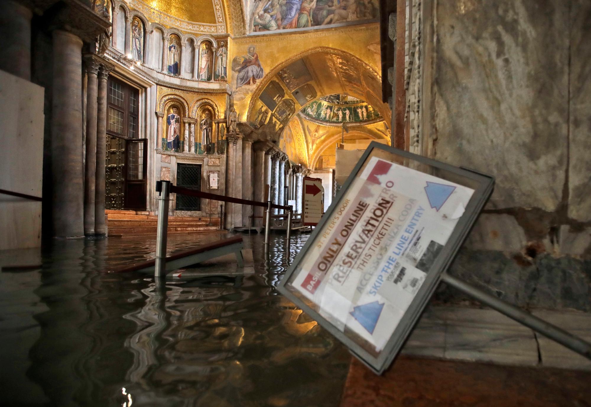 El agua alta inunda el interior de la Basílica de San Marcos, en Venecia, el miércoles 13 de noviembre de 2019. La marca de agua alta golpeó 187 centímetros (74 pulgadas) la noche del martes 12 de noviembre de 2019, lo que significa más del 85% del La ciudad fue inundada. El nivel más alto jamás registrado fue de 194 centímetros (76 pulgadas) durante las inundaciones infames en 1966. 