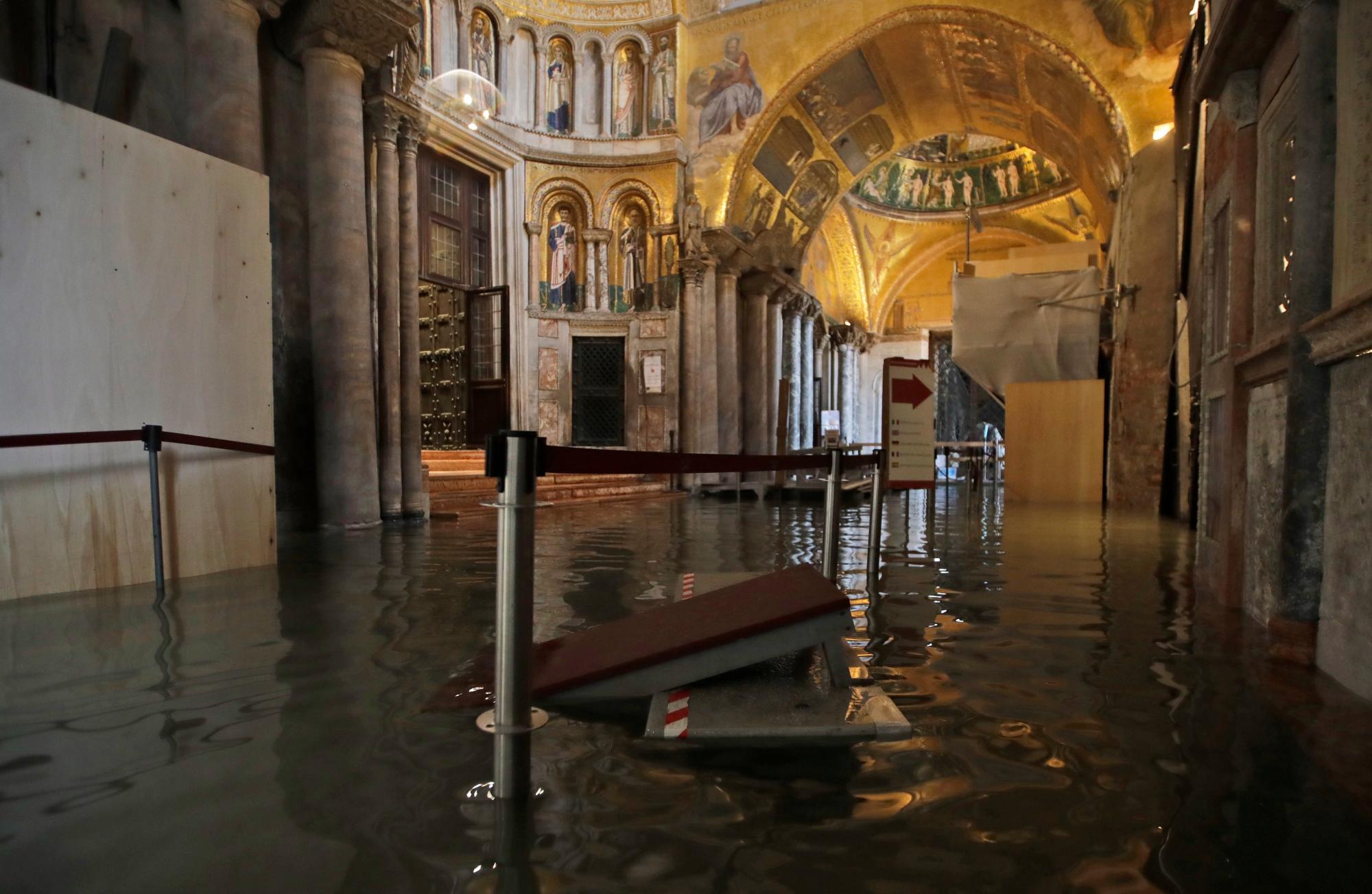 El agua alta inunda el interior de la Basílica de San Marcos, en Venecia, el miércoles 13 de noviembre de 2019. La marca de agua alta golpeó 187 centímetros (74 pulgadas) la noche del martes 12 de noviembre de 2019, lo que significa más del 85% del La ciudad fue inundada. El nivel más alto jamás registrado fue de 194 centímetros (76 pulgadas) durante las inundaciones infames en 1966.