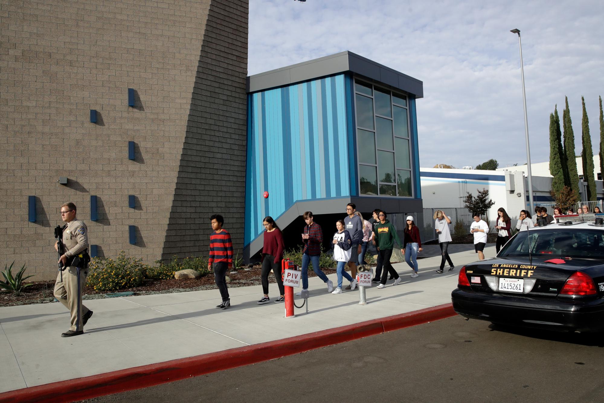 Los estudiantes son escoltados fuera de Saugus High School después de los informes de un tiroteo el jueves 14 de noviembre de 2019 en Santa Clarita, California 