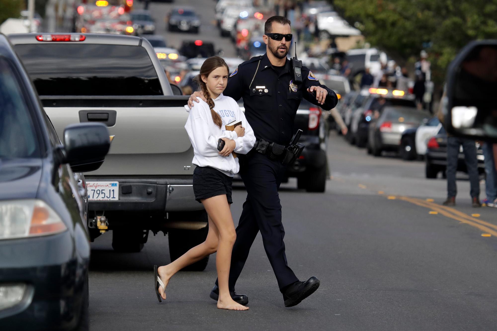 Un estudiante es escoltado fuera de Saugus High School después de los informes de un tiroteo el jueves 14 de noviembre de 2019 en Santa Clarita, California 