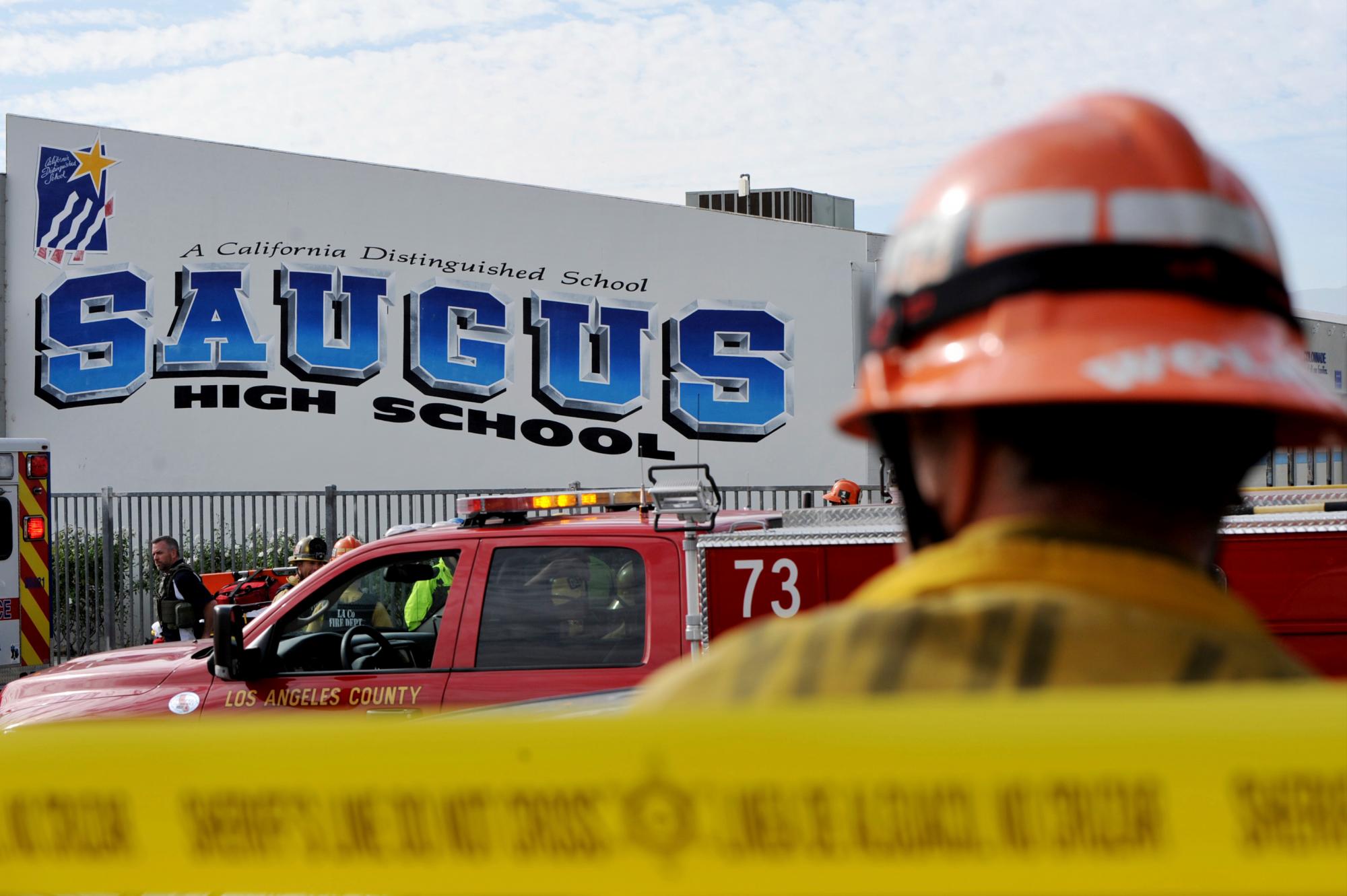 Socorristas en espera de cualquier estudiante herido después de que un hombre armado abrió fuego en la Escuela Secundaria Saugus el jueves 14 de noviembre de 2019 en Santa Clarita, California 