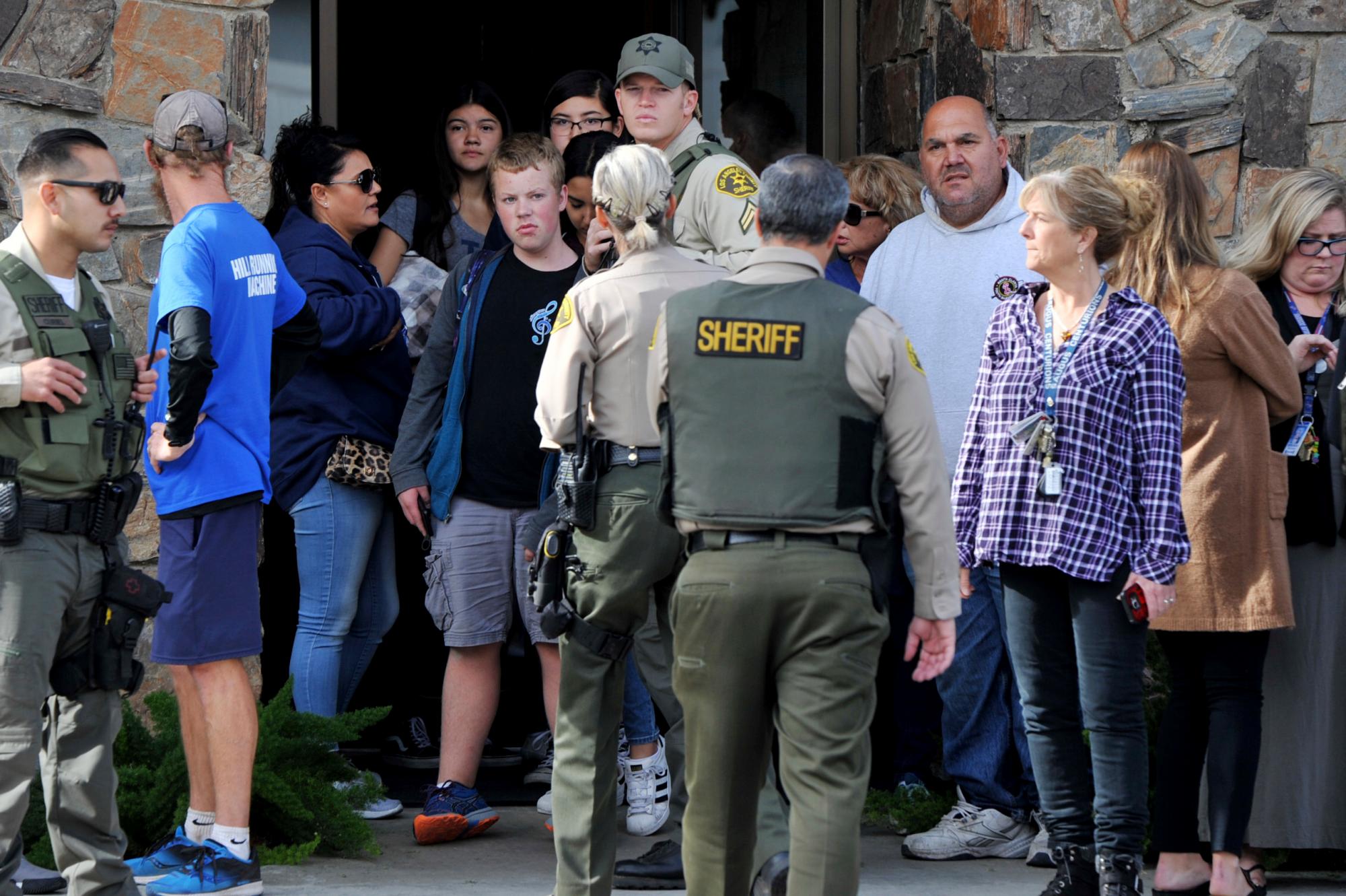 Los estudiantes evacuan su campus después de que un hombre armado abriera fuego en Saugus High School el jueves 14 de noviembre de 2019 en Santa Clarita, California 