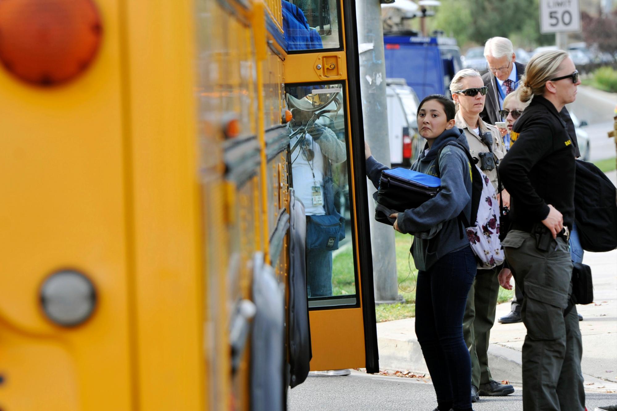 Los estudiantes evacuan su campus después de que un hombre armado abriera fuego en Saugus High School el jueves 14 de noviembre de 2019 en Santa Clarita, California