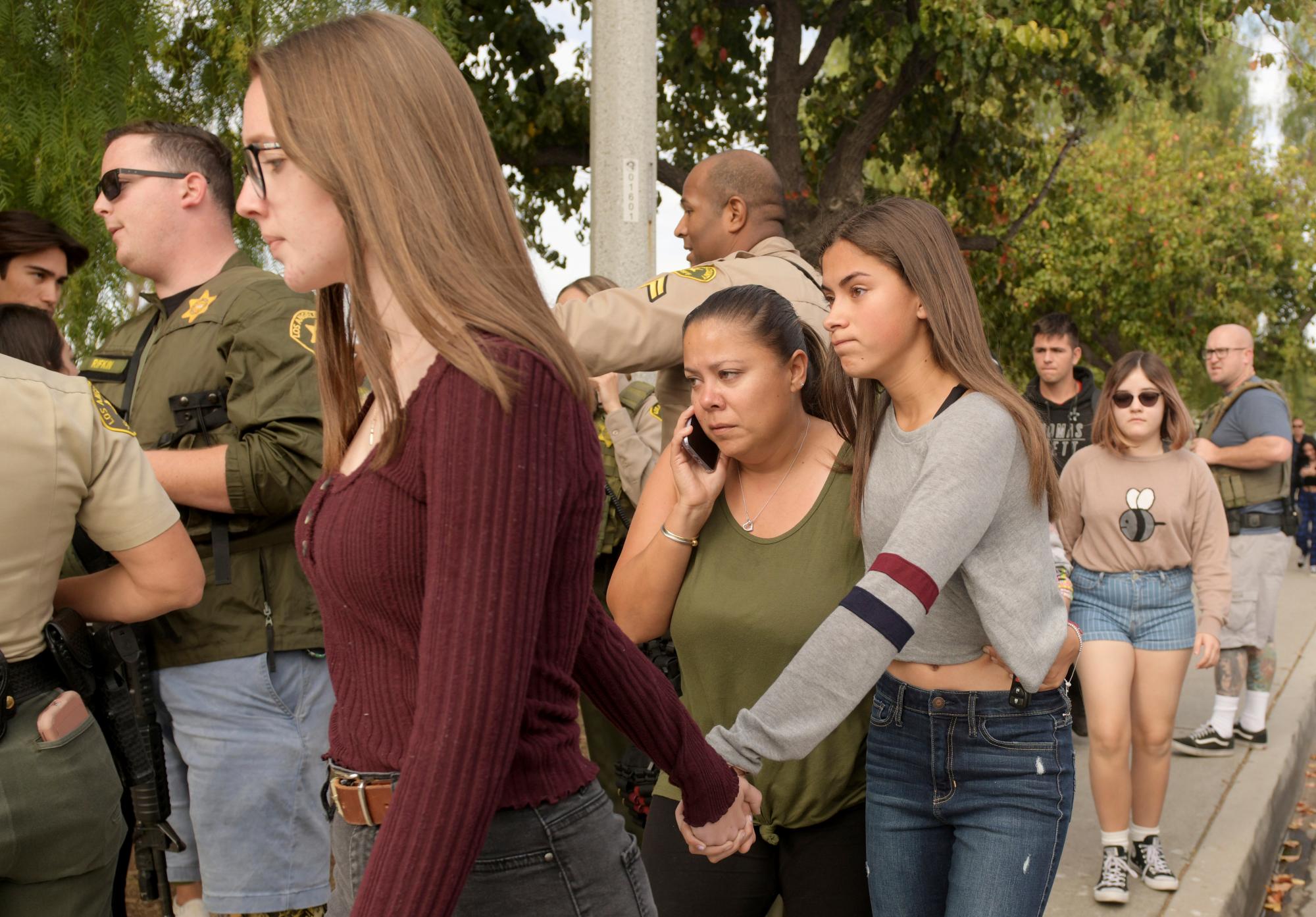 Los estudiantes evacuan su campus después de los informes de un tiroteo en la escuela secundaria Saugus el jueves 14 de noviembre de 2019 en Santa Clarita, California. El tiroteo ocurrió alrededor de las 7:30 a.m.en la escuela secundaria, a unas 30 millas (48 kilómetros) al noroeste del centro de la ciudad Los Angeles. 