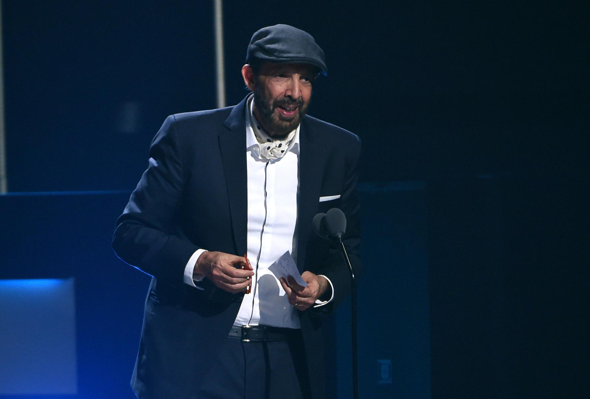 Juan Luis Guerra acepta el premio al mejor álbum de fusión contemporánea / tropical por “Literal” en los 20th Latin Grammy Awards el jueves 14 de noviembre de 2019, en el MGM Grand Garden Arena de Las Vegas. 