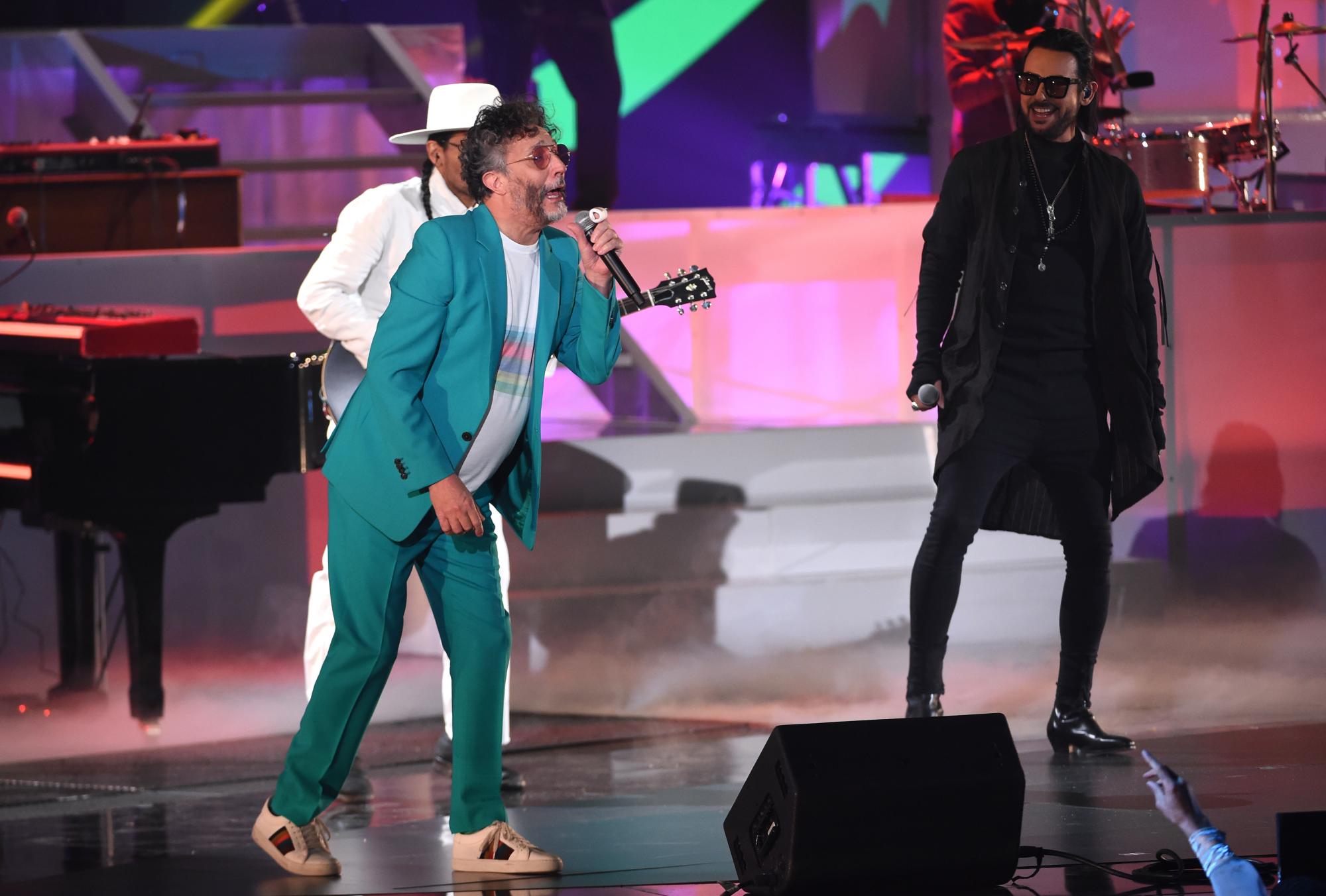 Fito Páez, a la izquierda, y Beto Cuevas se presentan en los XX Premios Grammy Latinos el jueves 14 de noviembre de 2019, en el MGM Grand Garden Arena de Las Vegas. 