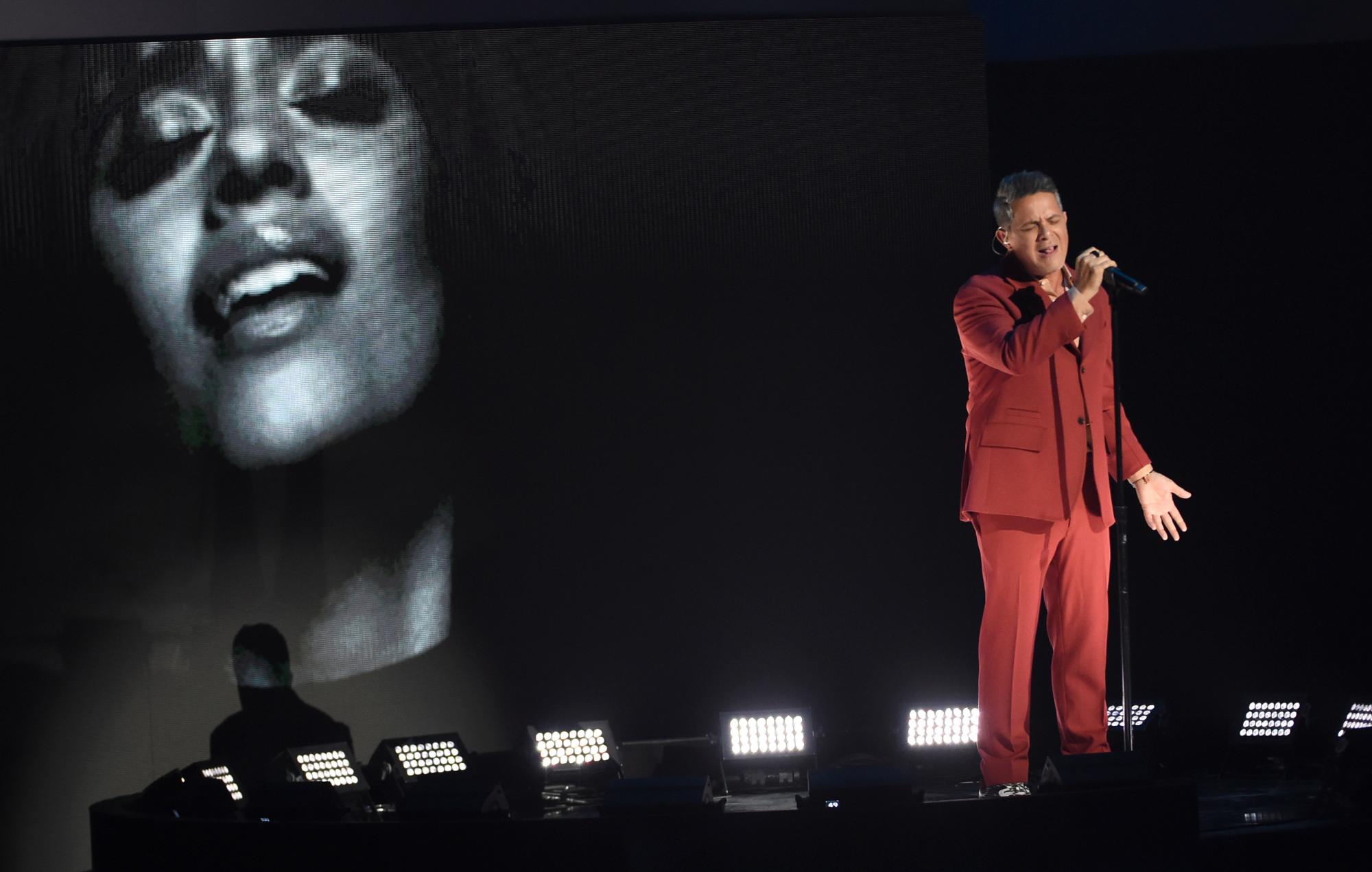 Alejandro Sanz interpreta “Mi Persona Favorita” en el XX Premios Grammy Latinos el jueves 14 de noviembre de 2019, en el MGM Grand Garden Arena de Las Vegas. En la foto aparece Camila Cabello.