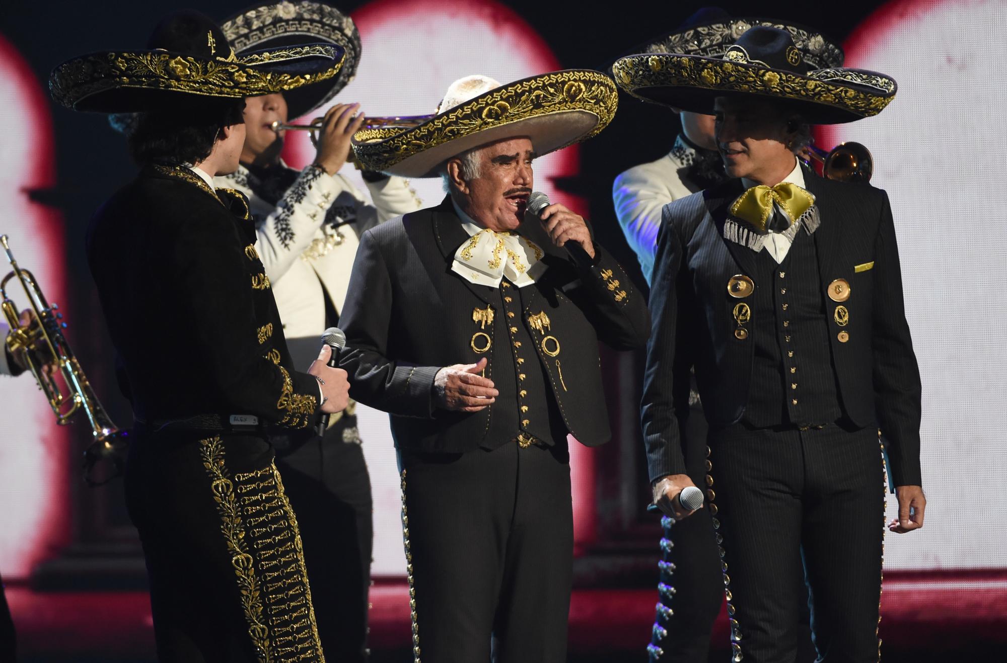 Vicente Fernández, en el centro, su hijo Alejandro Fernández, a la derecha, y su nieto Alex Fernández realizan un popurrí en el XX Premios Grammy Latinos el jueves 14 de noviembre de 2019, en el MGM Grand Garden Arena de Las Vegas. 