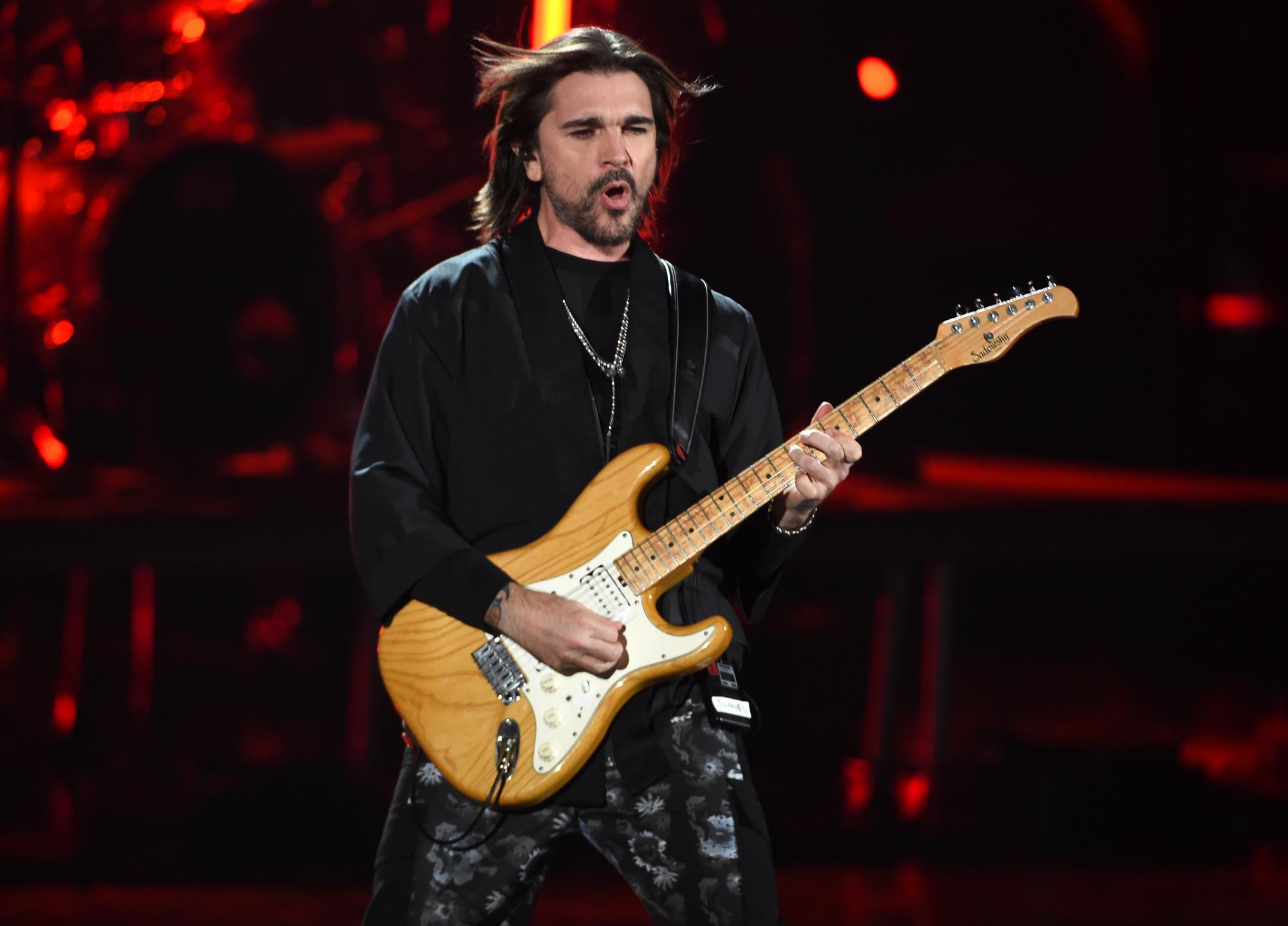 Juanes realiza un popurrí en el XX Premios Grammy Latinos el jueves 14 de noviembre de 2019, en el MGM Grand Garden Arena de Las Vegas.