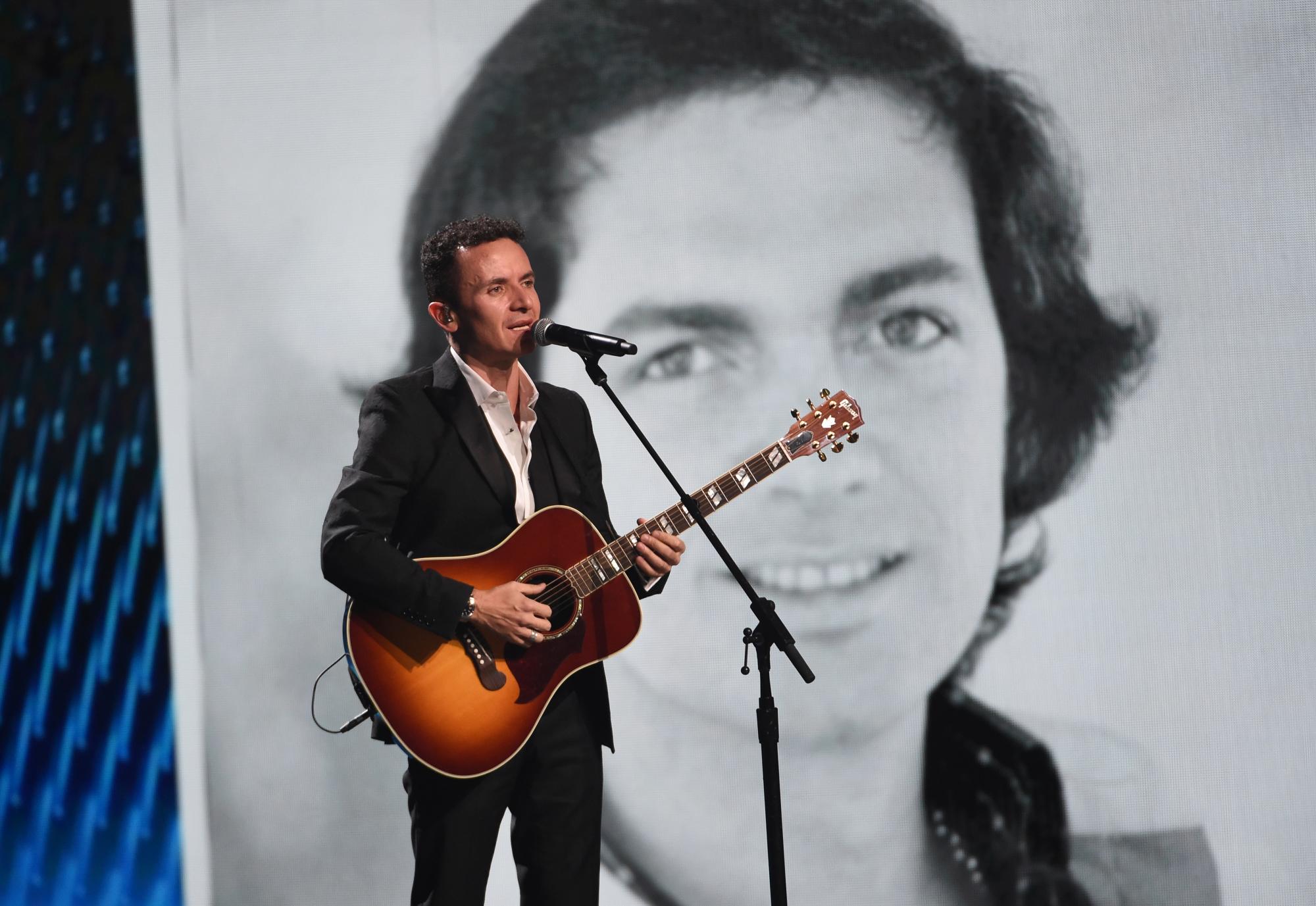 Fonseca rinde homenaje a Camilo Sesto, en la foto, en la 20a entrega de los Premios Grammy Latinos el jueves 14 de noviembre de 2019, en el MGM Grand Garden Arena de Las Vegas. 
