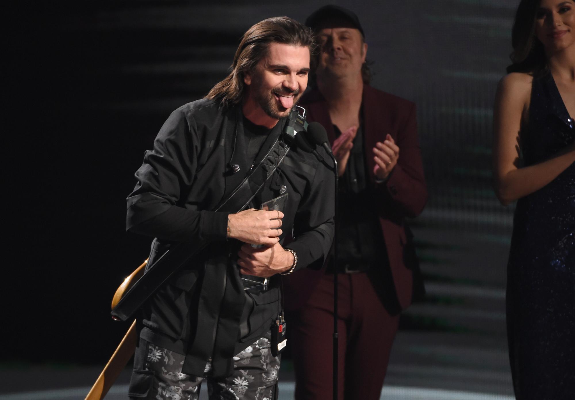 Juanes acepta el premio a la persona del año en los 20th Latin Grammy Awards el jueves 14 de noviembre de 2019, en el MGM Grand Garden Arena de Las Vegas. 