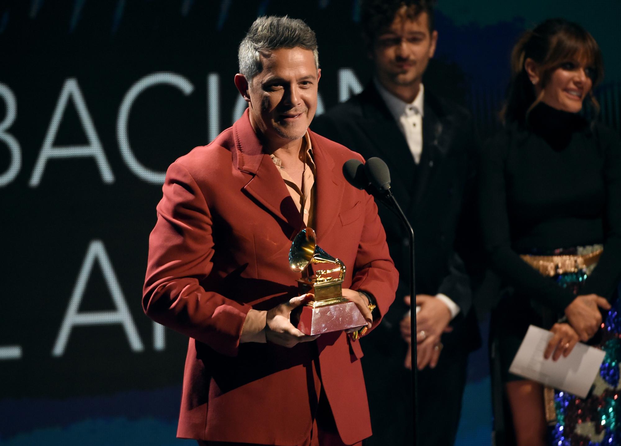 Alejandro Sanz acepta el premio al récord del año por “Mi Persona Favorita” en los XX Premios Grammy Latinos el jueves 14 de noviembre de 2019, en el MGM Grand Garden Arena de Las Vegas. 