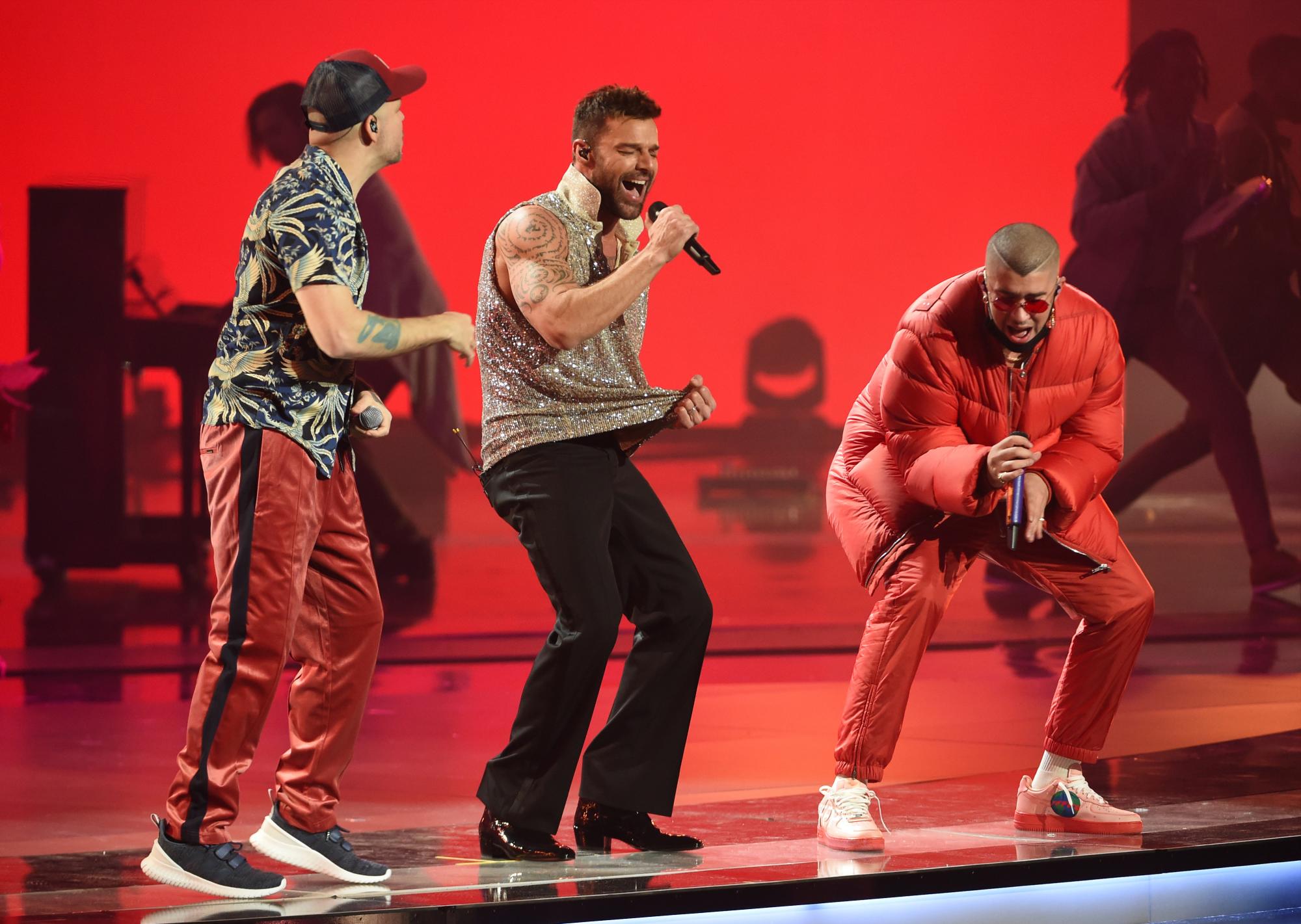 Residente, desde la izquierda, Ricky Martin y Bad Bunny interpretan “Cantalo” en el XX Premios Grammy Latinos el jueves 14 de noviembre de 2019, en el MGM Grand Garden Arena de Las Vegas. 