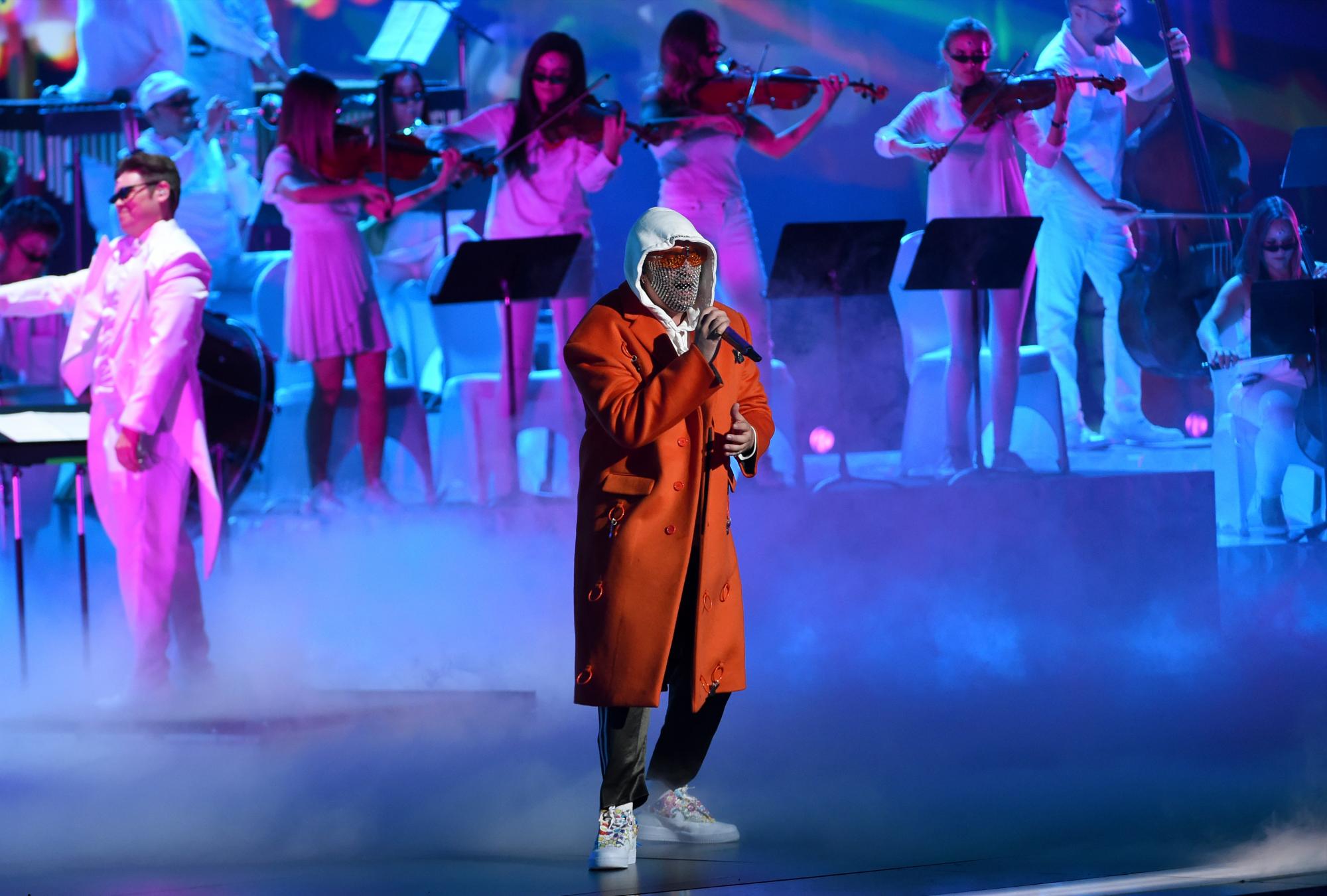Bad Bunny se presenta en el XX Premios Grammy Latinos el jueves 14 de noviembre de 2019, en el MGM Grand Garden Arena de Las Vegas. 