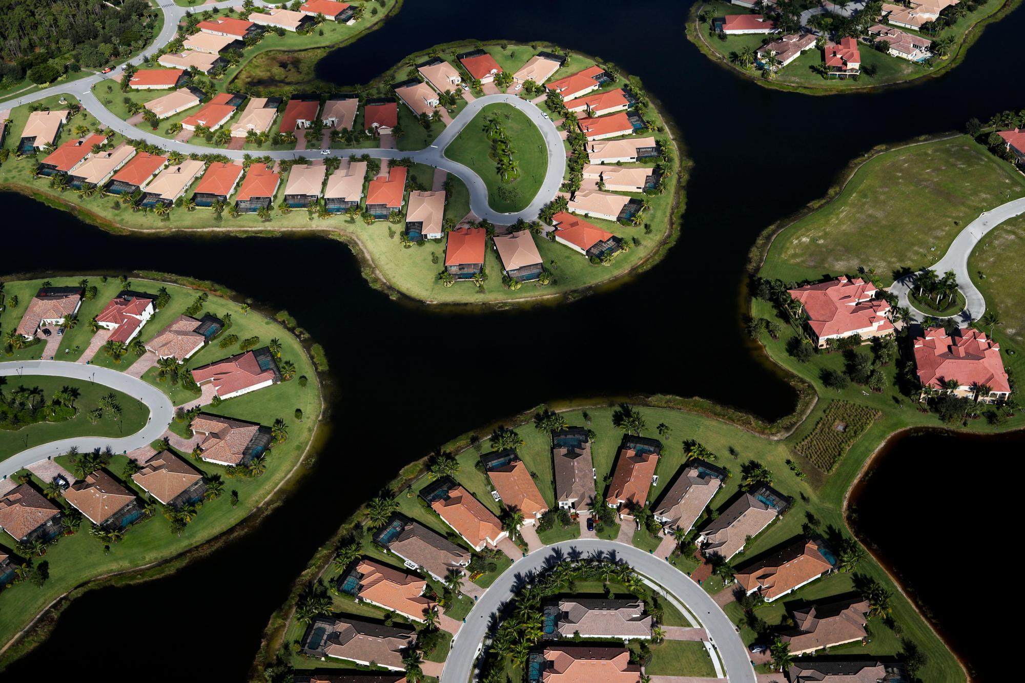 En esta foto del jueves 24 de octubre de 2019, se ve desde el aire una urbanización construida en los humedales de los Everglades cerca de Naples, Florida 