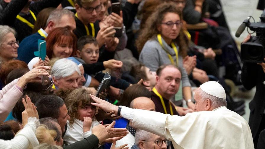 El papa se encuentra con lo que él pudo haber sido en Japón