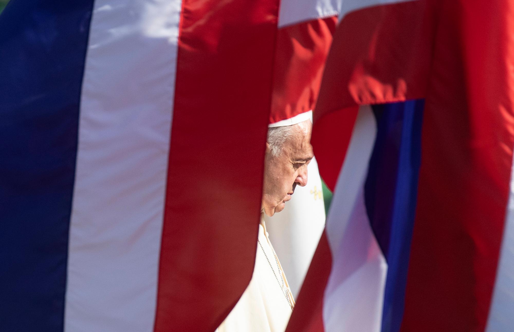 El Papa Francisco escucha los himnos nacionales durante una ceremonia de bienvenida en la casa del gobierno en Bangkok, Tailandia, el jueves 21 de noviembre de 2019. El Papa Francisco está en una visita de cuatro días a Tailandia. 