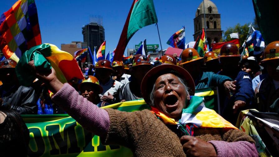 Vecinos retienen a uniformados y alcalde tras un operativo militar en Bolivia