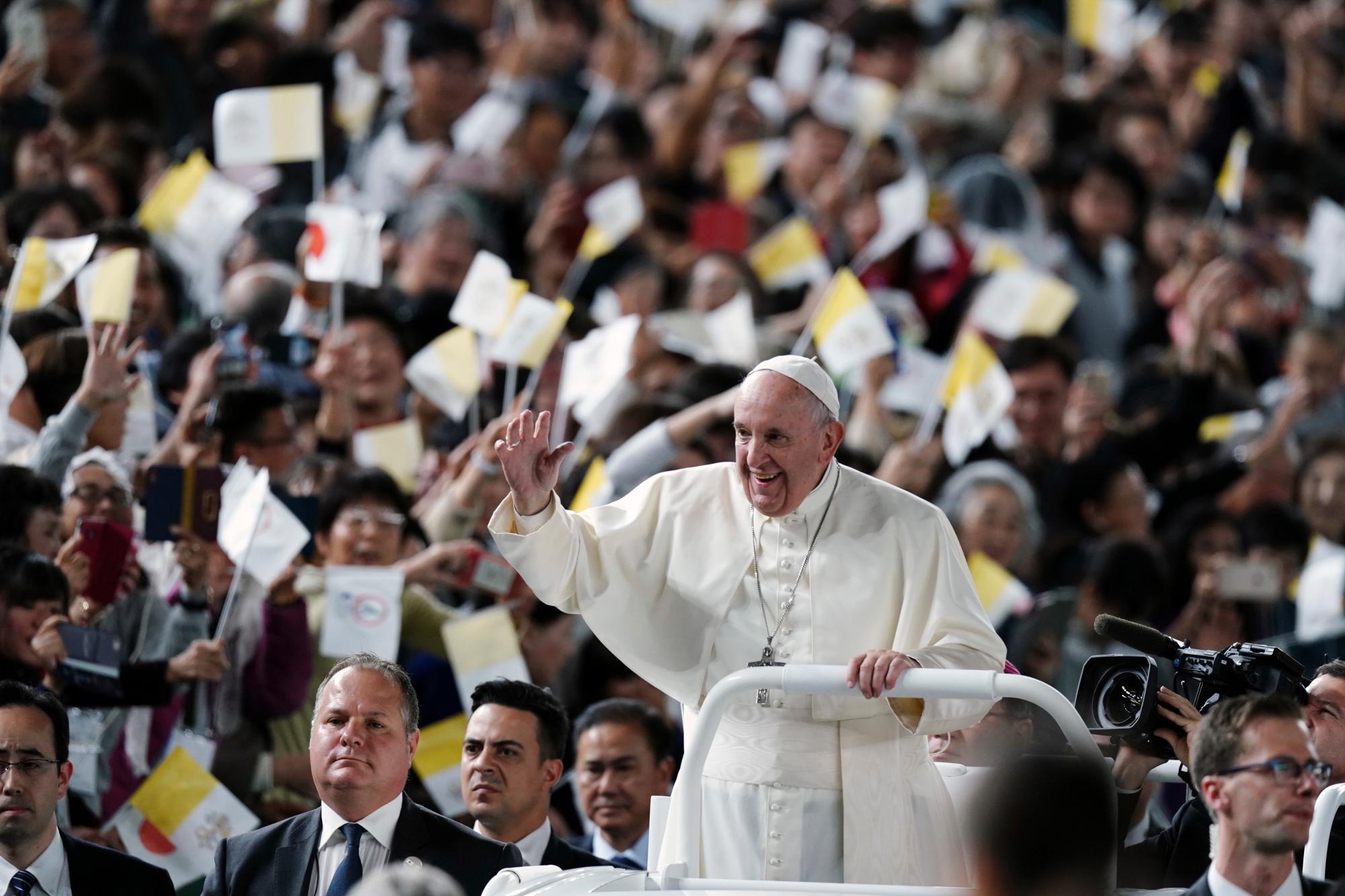 El Papa Francisco saluda a Popemobile cuando llega a la Santa Misa en Tokyo Dome el lunes 25 de noviembre de 2019 en Tokio.
