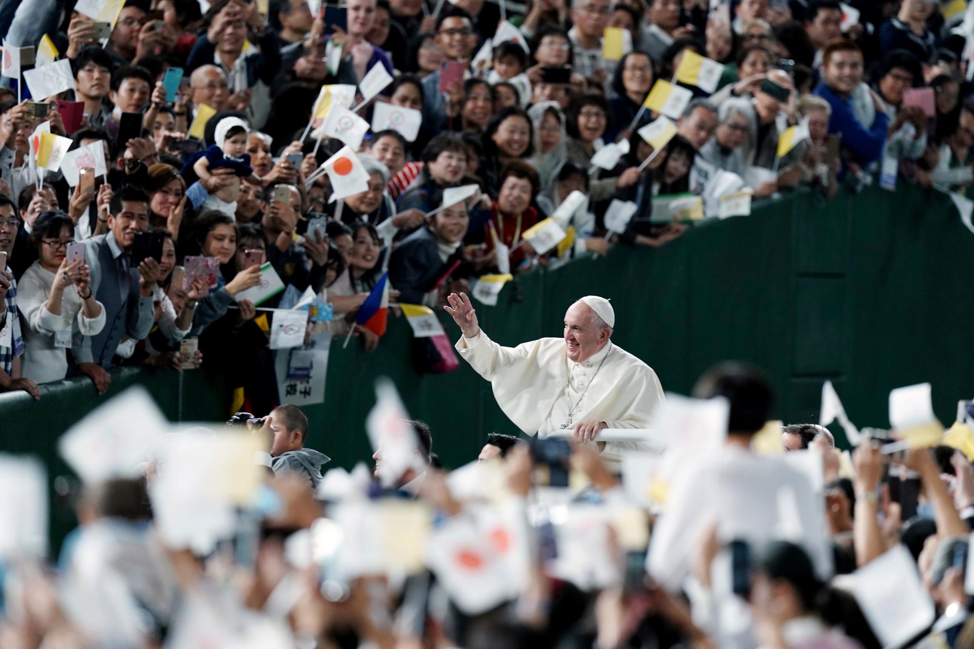 El Papa Francisco saluda a Popemobile cuando llega a la Santa Misa en Tokyo Dome el lunes 25 de noviembre de 2019 en Tokio. 