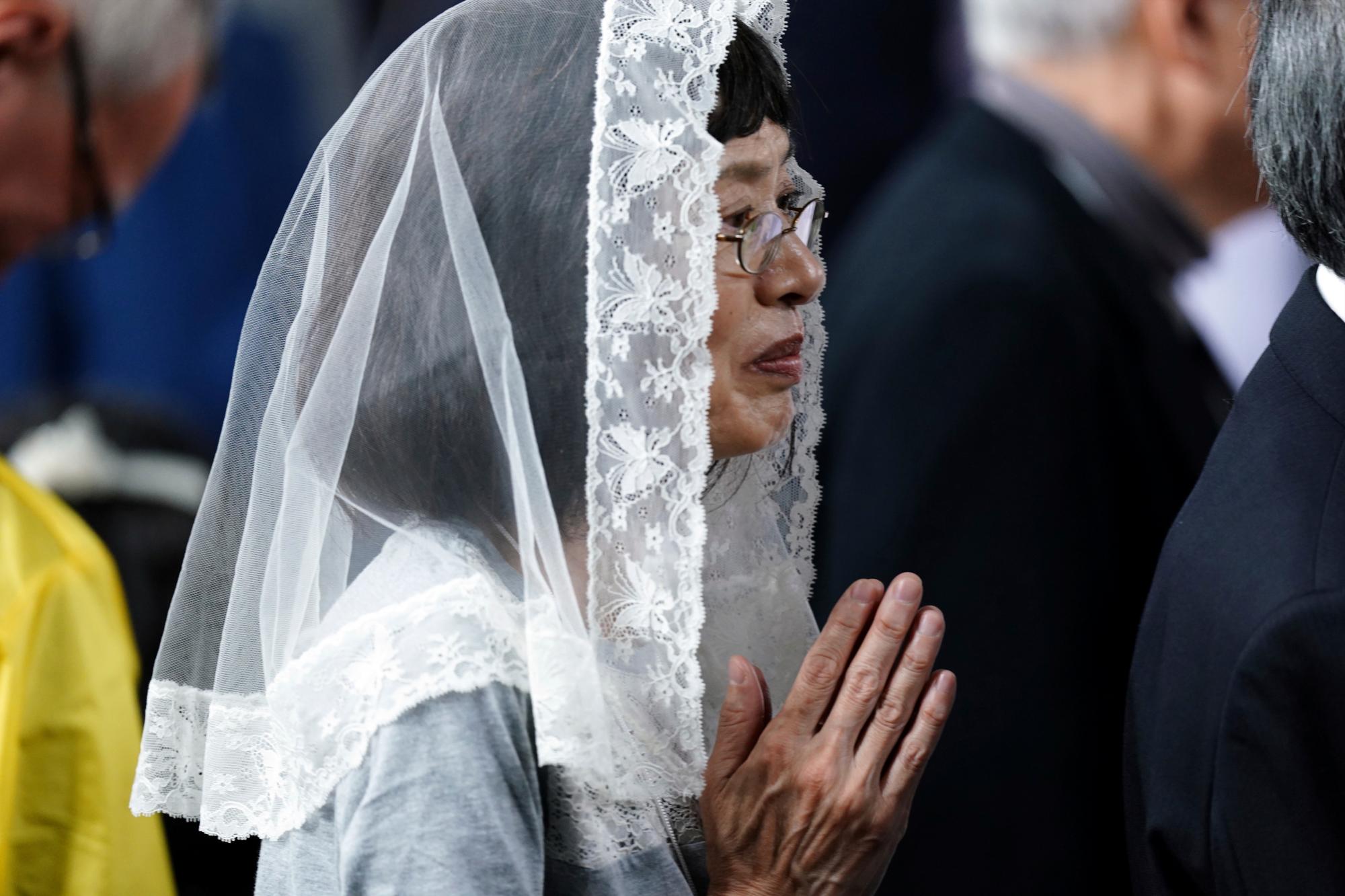 Los fieles participan mientras el Papa Francisco celebra la Santa Misa en el Tokyo Dome el lunes 25 de noviembre de 2019 en Tokio. 