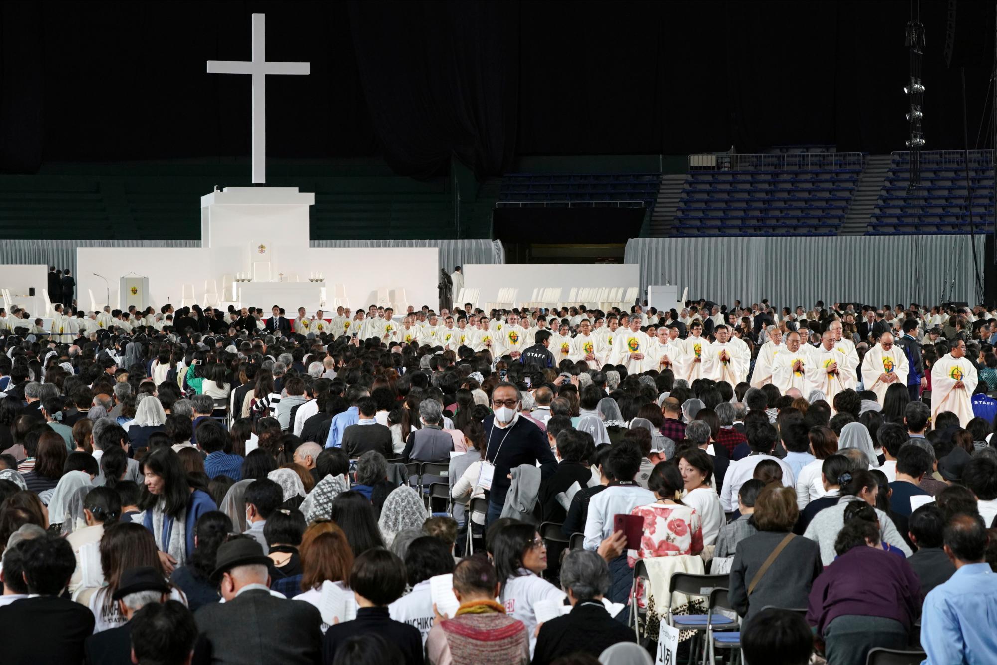 Los sacerdotes abandonan el altar cuando el Papa Francisco concluye su Santa Misa en el Tokyo Dome el lunes 25 de noviembre de 2019 en Tokio.