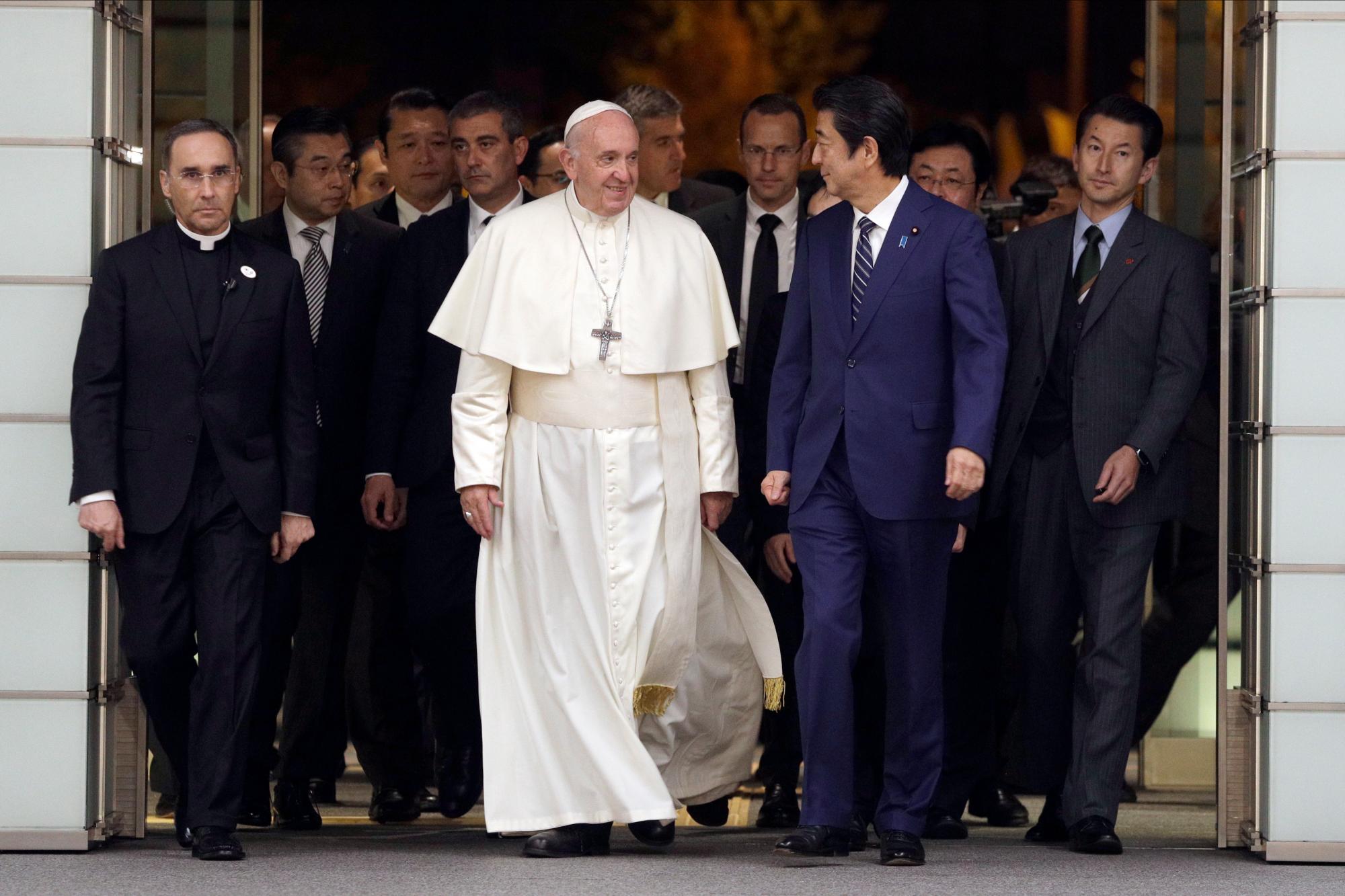 El Papa Francisco se reúne con el primer ministro japonés, Shinzo Abe, en el Kantei el lunes 25 de noviembre de 2019 en Tokio, Japón. 