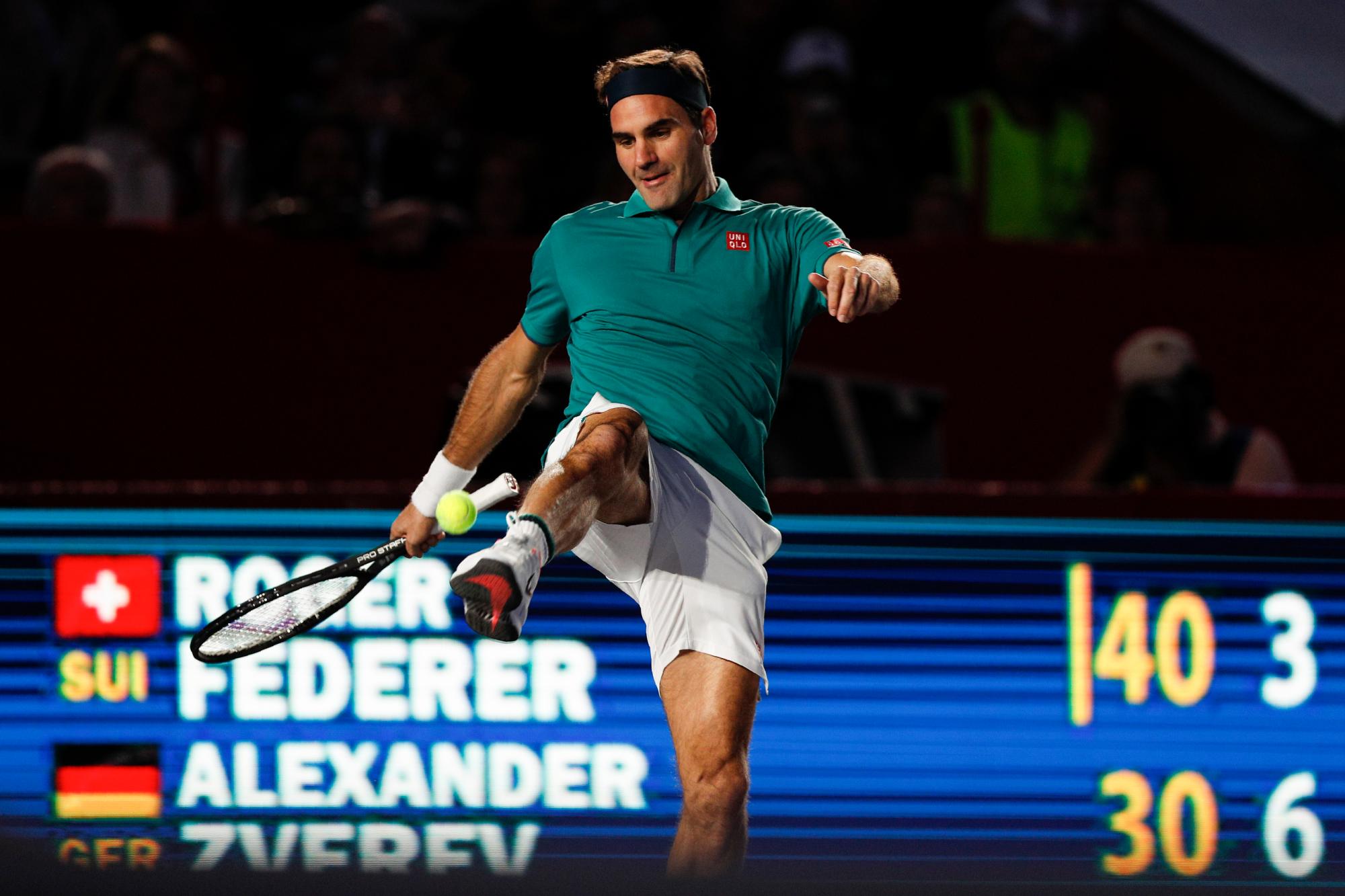 En esta fotografía del 23 de noviembre de 2019, el suizo Roger Federer hace suertes con una pelota durante un partido de exhibición frente al alemán Alexander Zverev, en la Plaza de Toros de la Ciudad de México. El duelo del sábado fue la cuarta escala de una gira de ambos tenistas por Latinoamérica. 