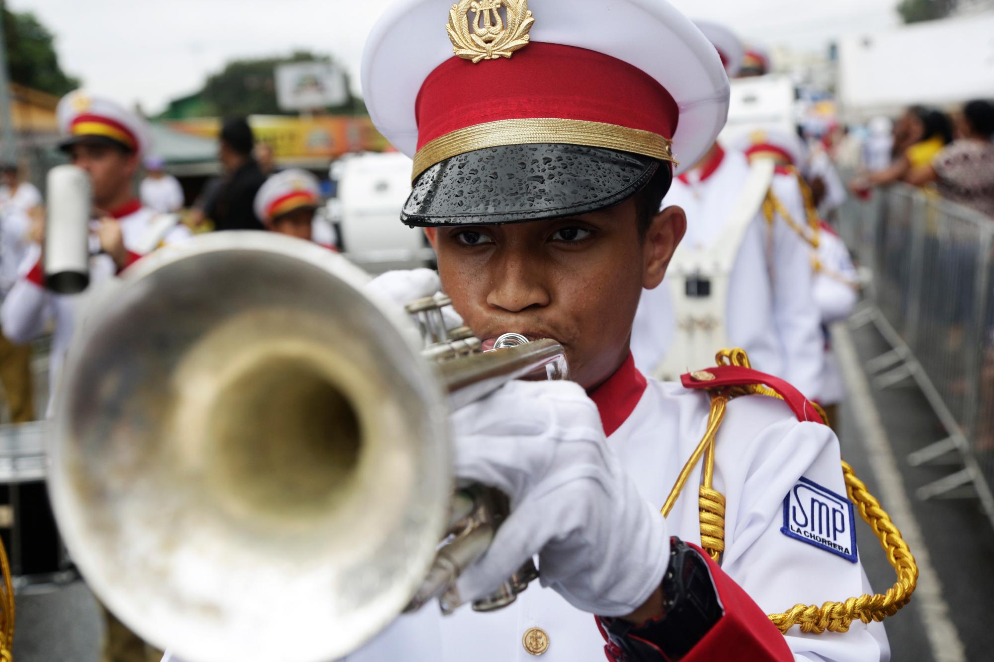 En esta imagen, tomada el 28 de noviembre de 2019, un estudiante toca la trompeta durante un desfile por el Día de la Independencia en La Chorrera, Panamá. Panamá celebró el 198vo aniversario de su independencia de España. 