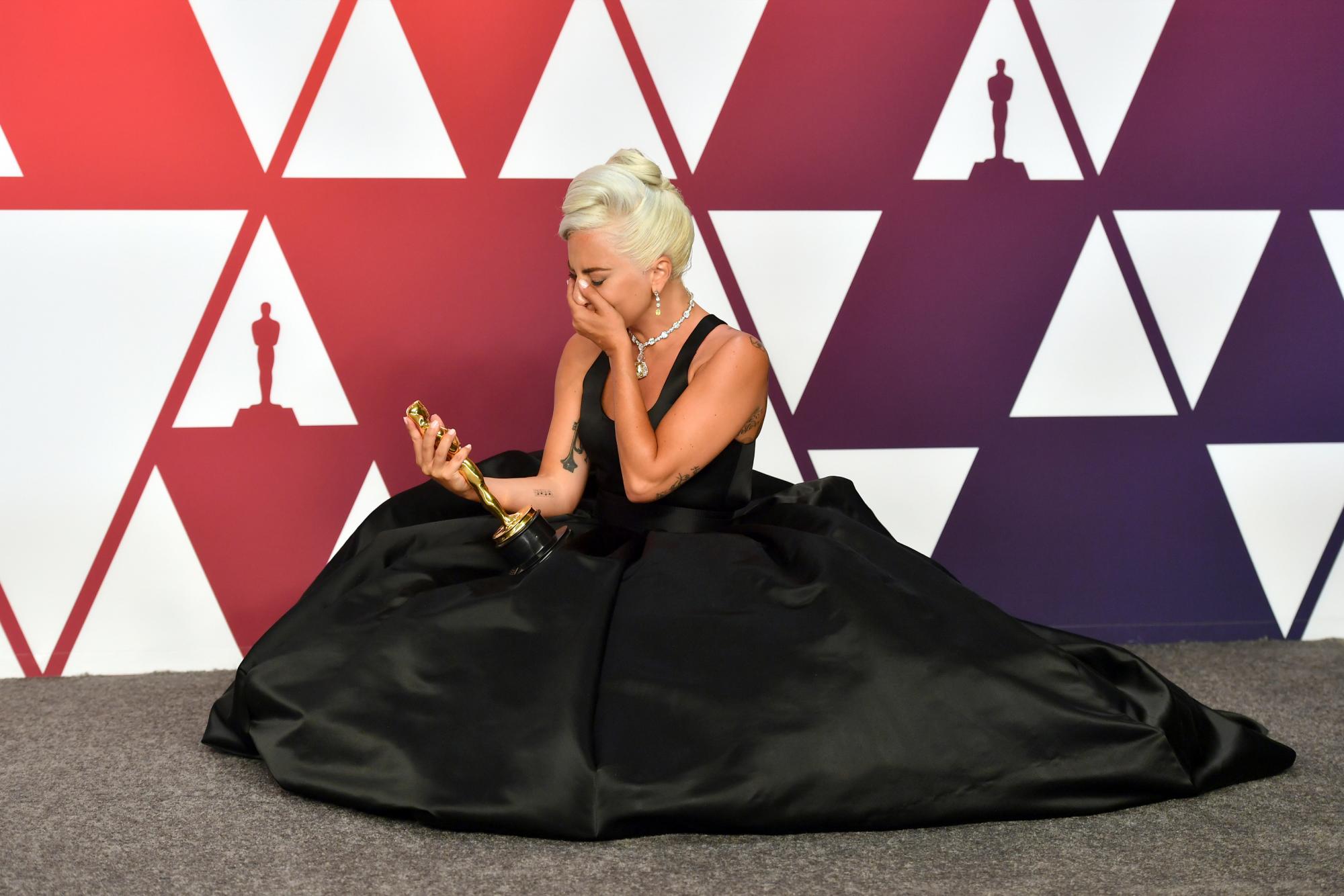 Lady Gaga, ganadora del Premio de la Academia a la mejor canción original por “Shallow” de “A Star Is Born”, se emociona en la sala de prensa durante los Oscar en el Dolby Theatre de Los Ángeles el 24 de febrero de 2019. 