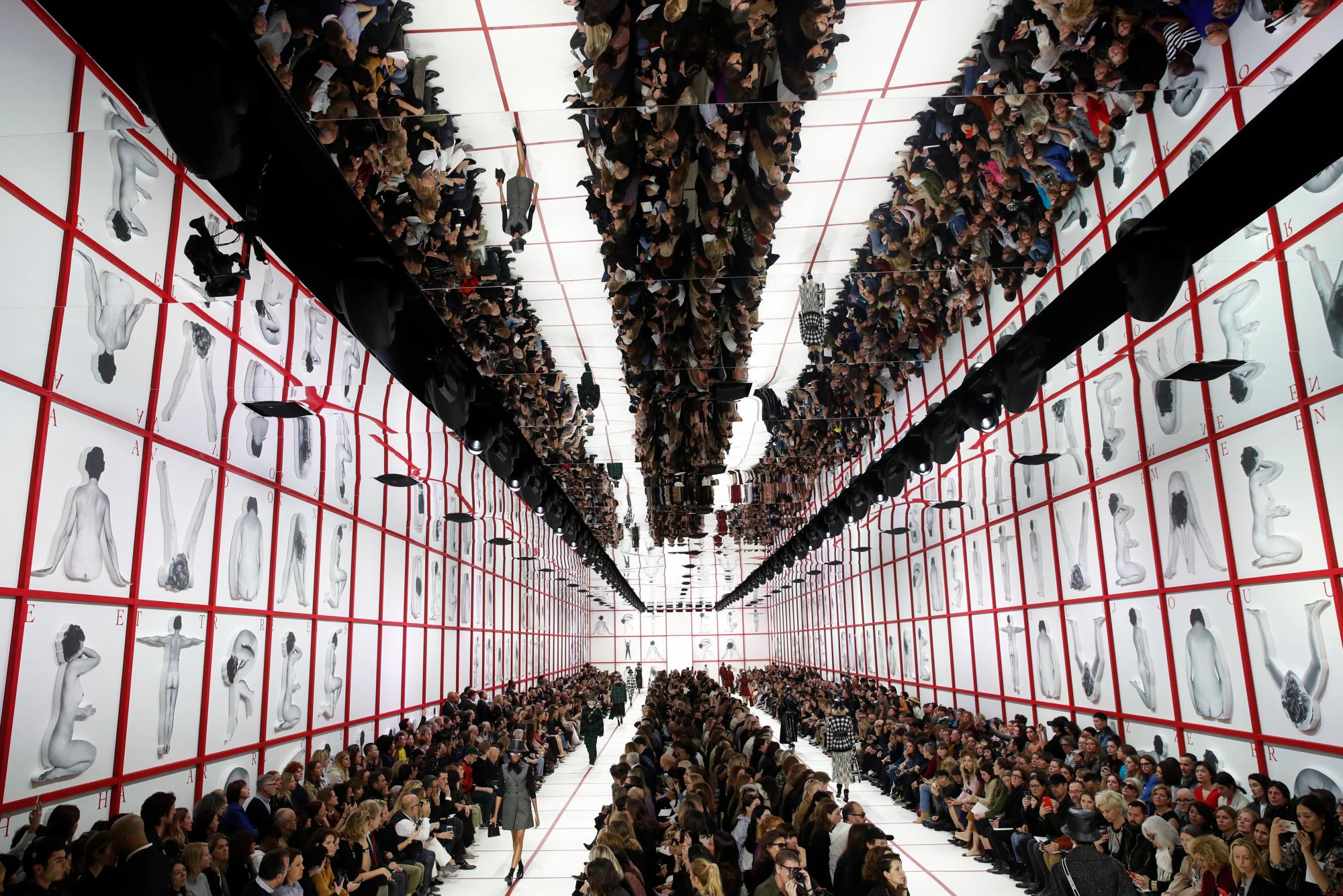 Las modelos caminan por la pasarela durante el desfile de moda de la colección Dior lista para usar Otoño-Invierno 2019-2020 en París el 26 de febrero de 2019.