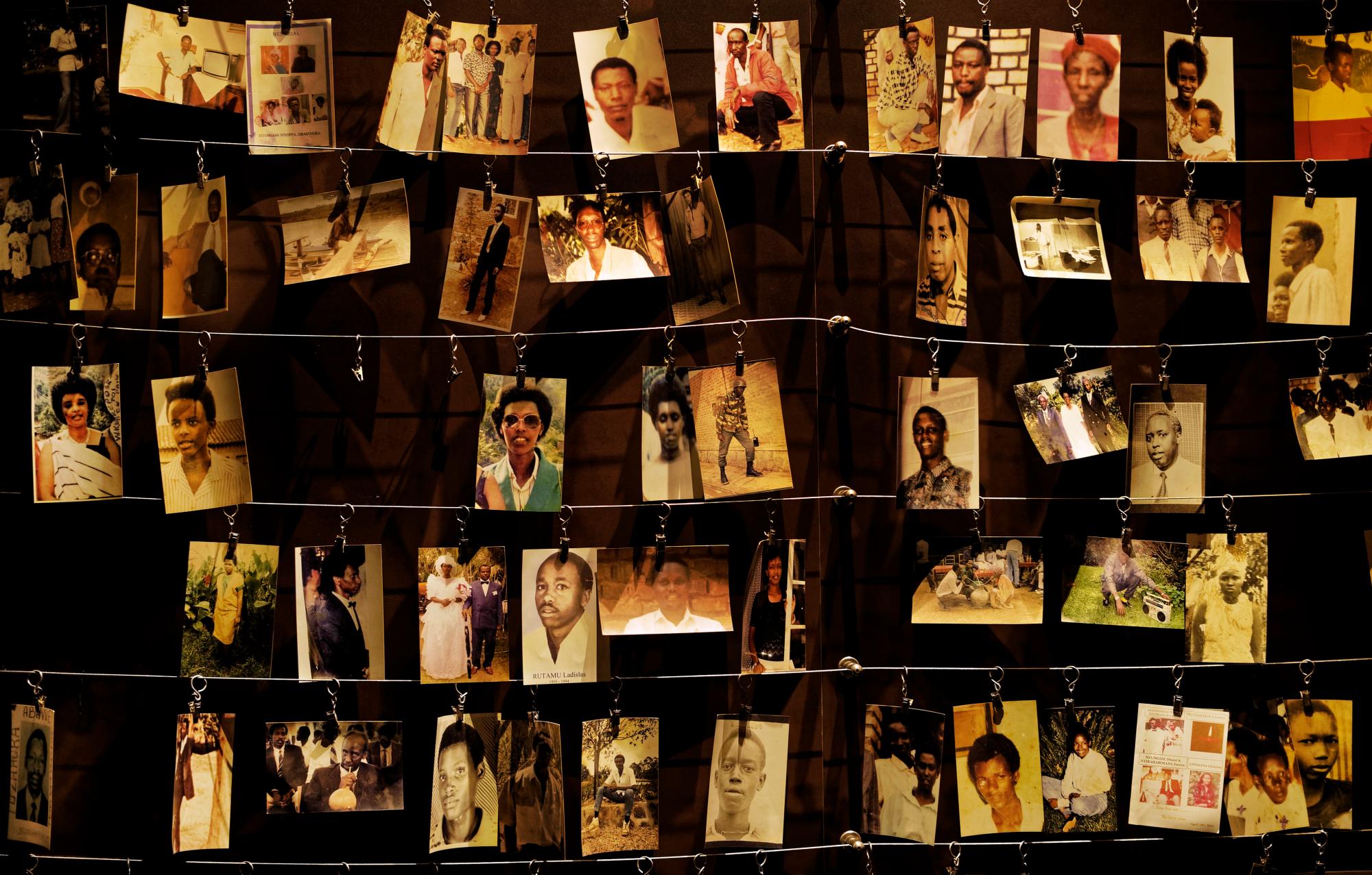 Las fotos familiares de algunos de los que murieron se exhiben en una exhibición en el centro Kigali Genocide Memorial en la capital de Ruanda, Kigali, el 5 de abril de 2019. Ruanda conmemora el 25 aniversario del descenso del país a una orgía de violencia en la que algunos 800,000 tutsis y hutus moderados fueron masacrados por la mayoría de la población hutu durante un período de 100 días en lo que fue el peor genocidio de la historia reciente. 