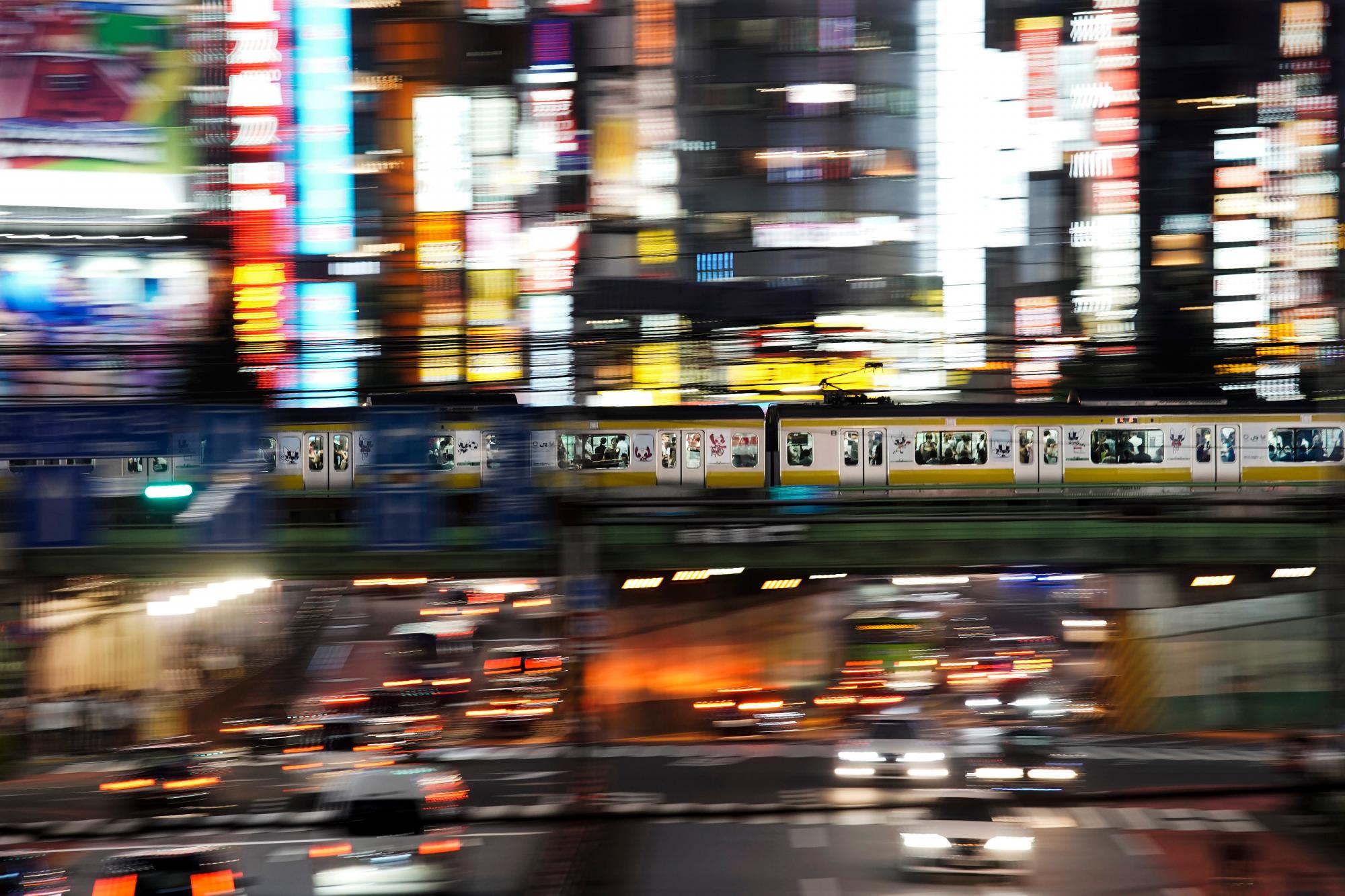 Un tren lleno de viajeros viaja a través del distrito Shinjuku de Tokio durante la hora pico de la noche del 30 de julio de 2019. 