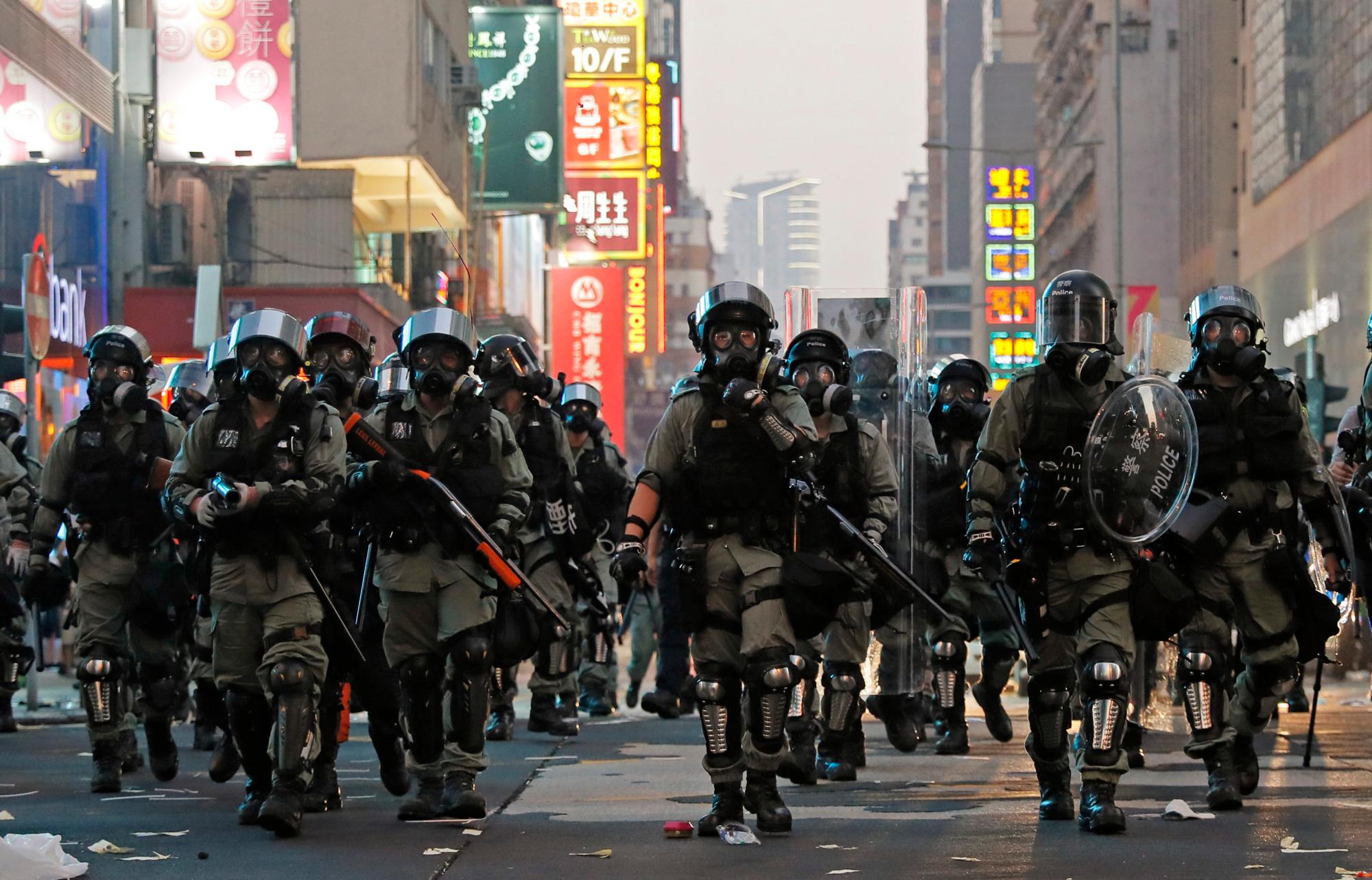 La policía antidisturbios avanza cuando los manifestantes antigubernamentales ocuparon una carretera en Hong Kong el 1 de octubre de 2019. 