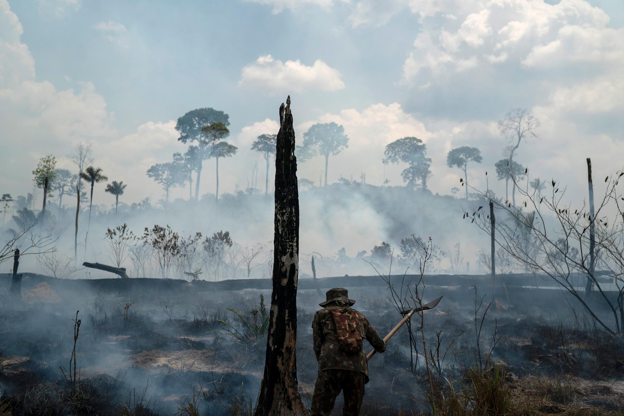Un soldado brasileño apaga incendios en la región de Nova Fronteira en Novo Progresso, Brasil, el 3 de septiembre de 2019. 