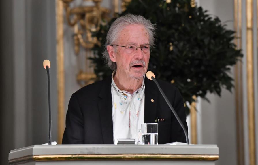 Handke recibe el Nobel de Literatura en Estocolmo bajo una lluvia de críticas
