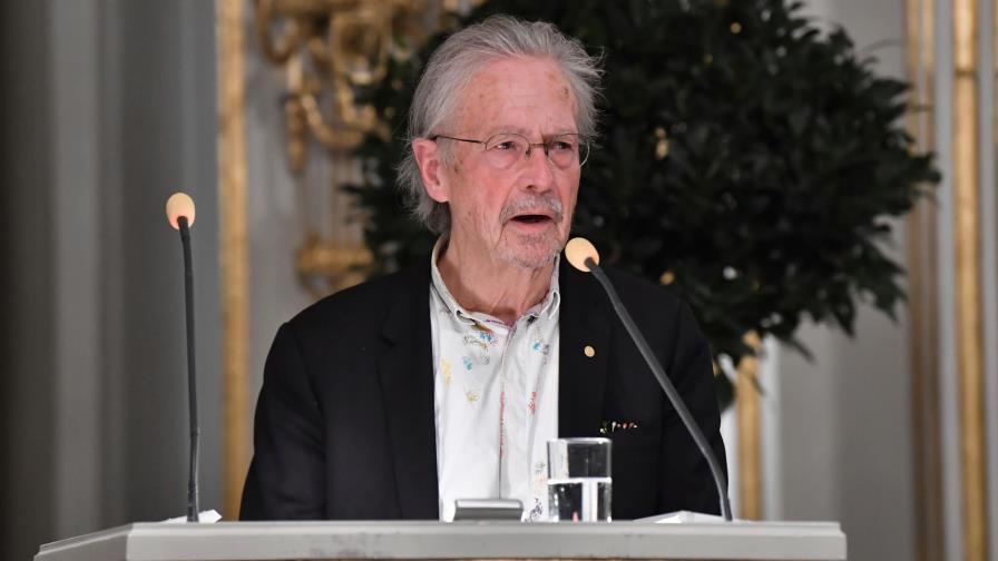 Handke recibe el Nobel de Literatura en Estocolmo bajo una lluvia de críticas